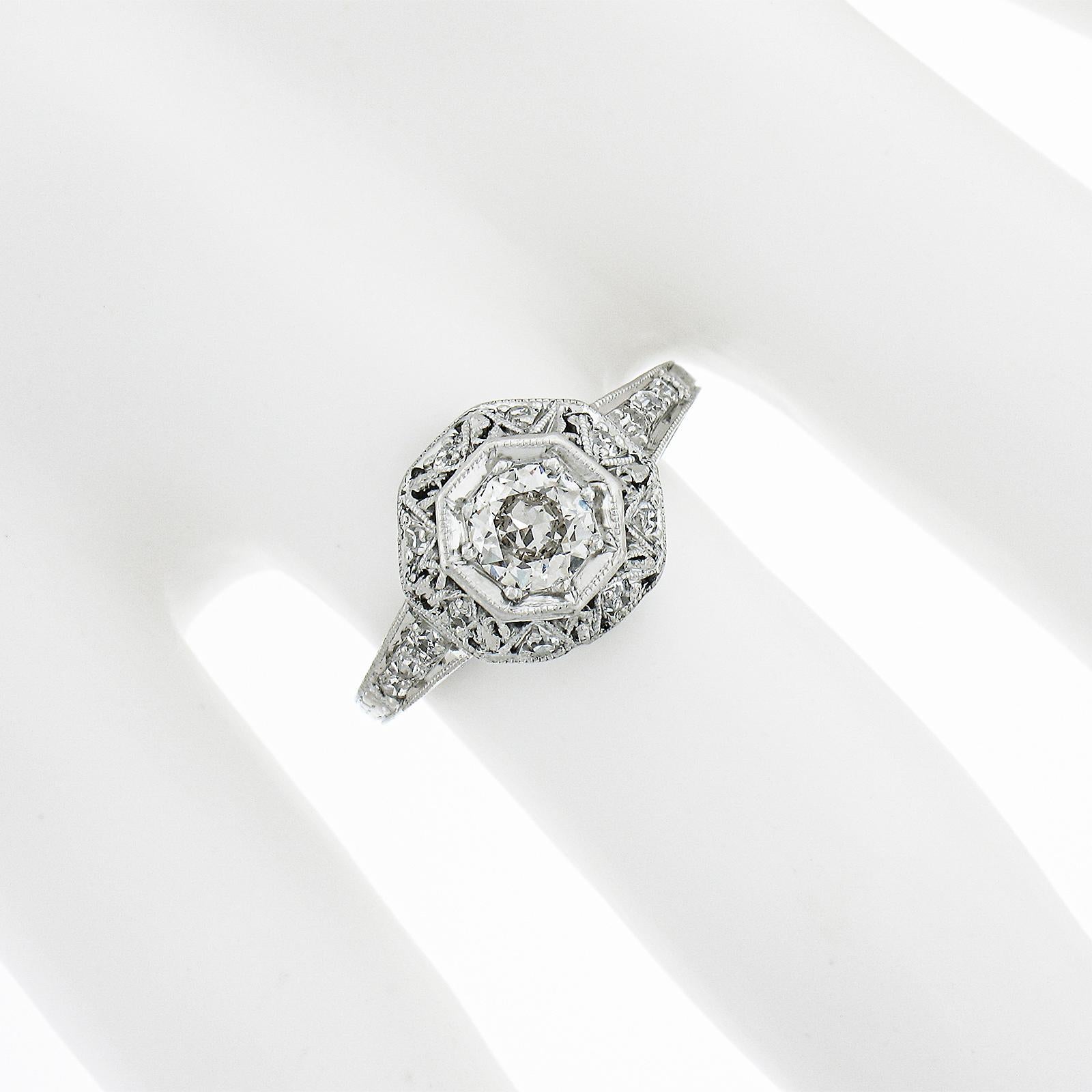 Taille vieille Europe Bague de fiançailles édouardienne ancienne en platine avec diamant octogonal de 0,61 carat en vente