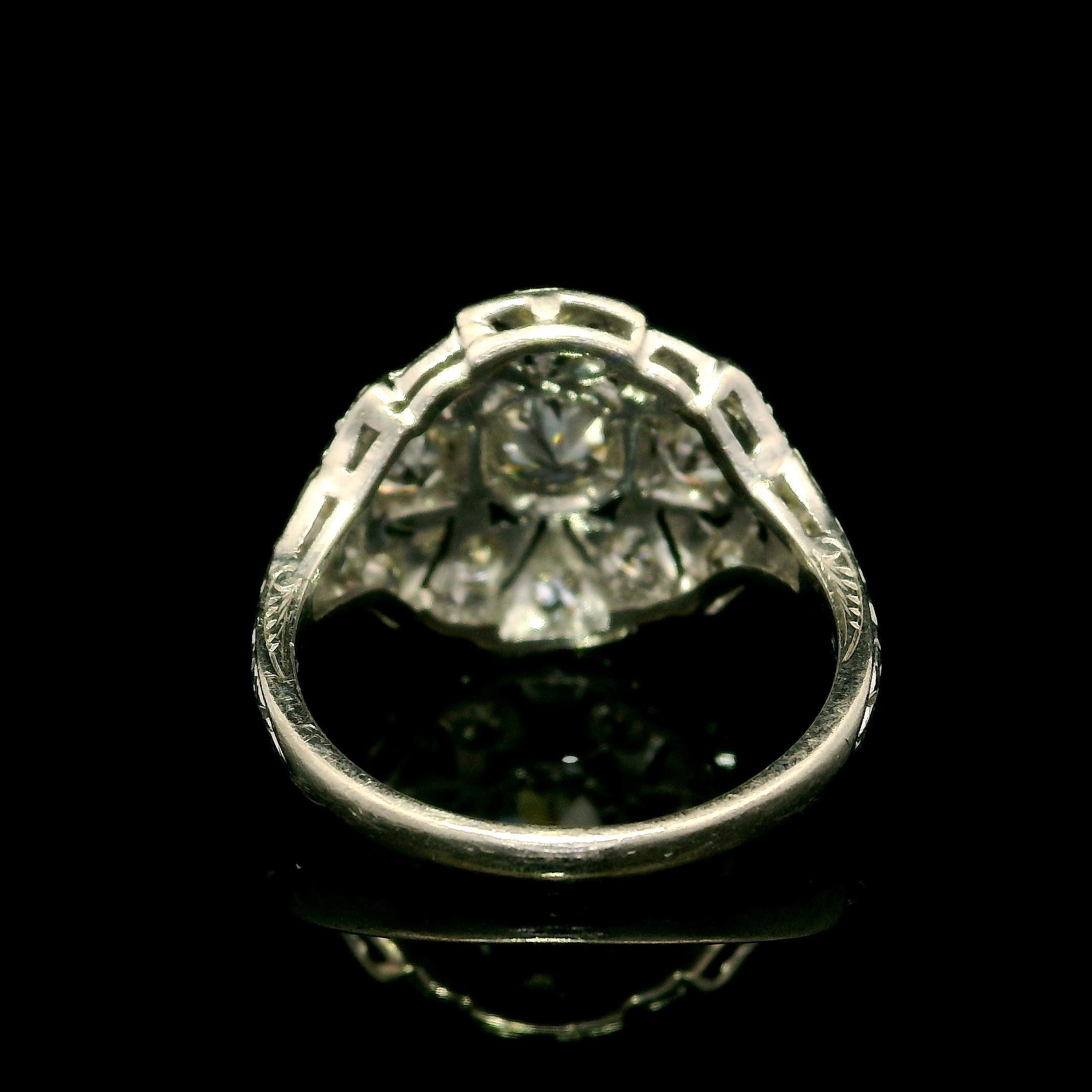--Pierre(s) :...
(3) Diamant naturel véritable - taille européenne ancienne - serti clos - couleur G-Cape - pureté VS2-I2 - 0,660ctw (approx.)
(12) Diamants naturels authentiques - taille ancienne européenne et taille ancienne simple - sertis en
