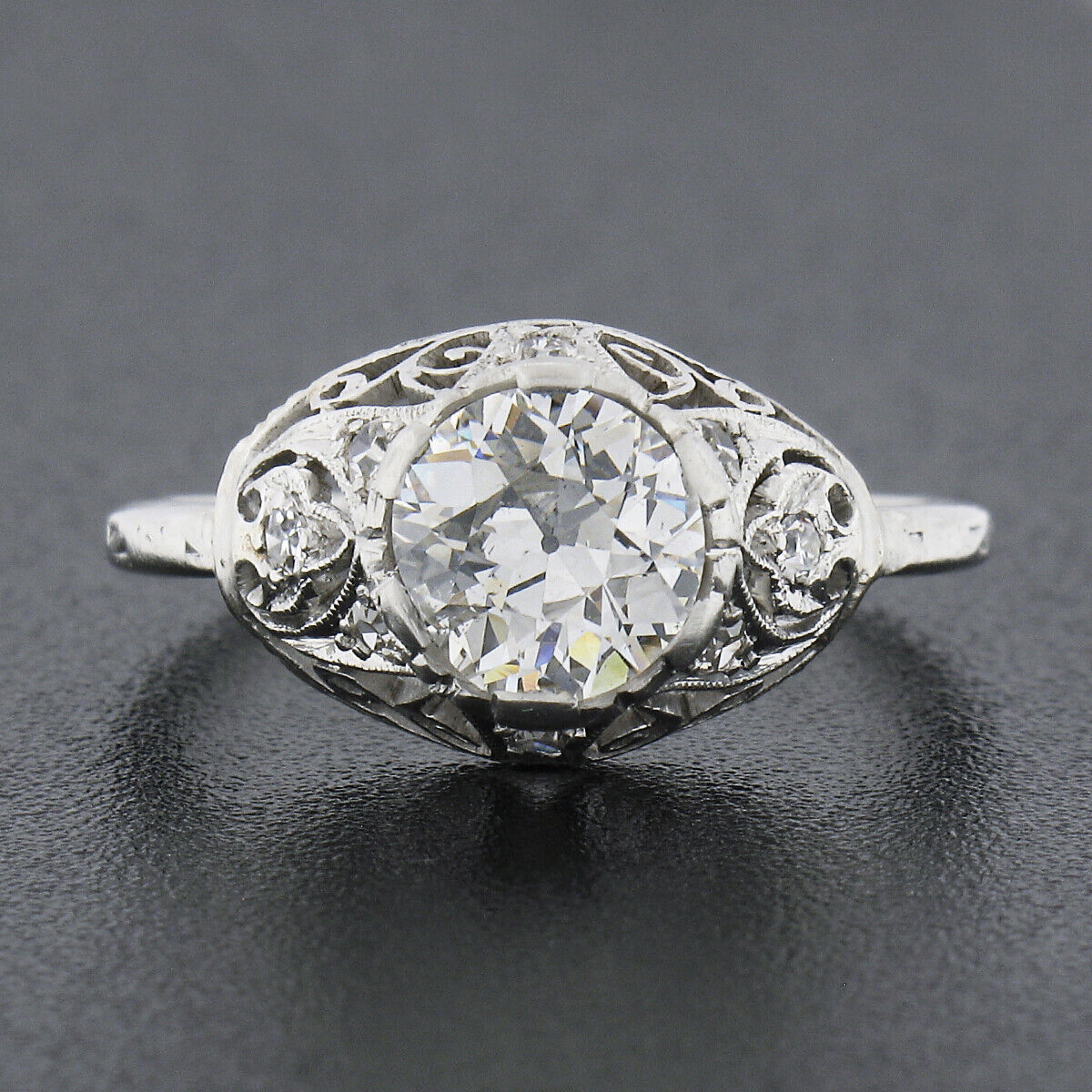 Si tratta di uno splendido anello di fidanzamento antico, realizzato in platino massiccio durante il periodo edoardiano. Presenta un solitario di diamante vecchio taglio europeo, certificato GIA, accuratamente incastonato nella parte superiore di un