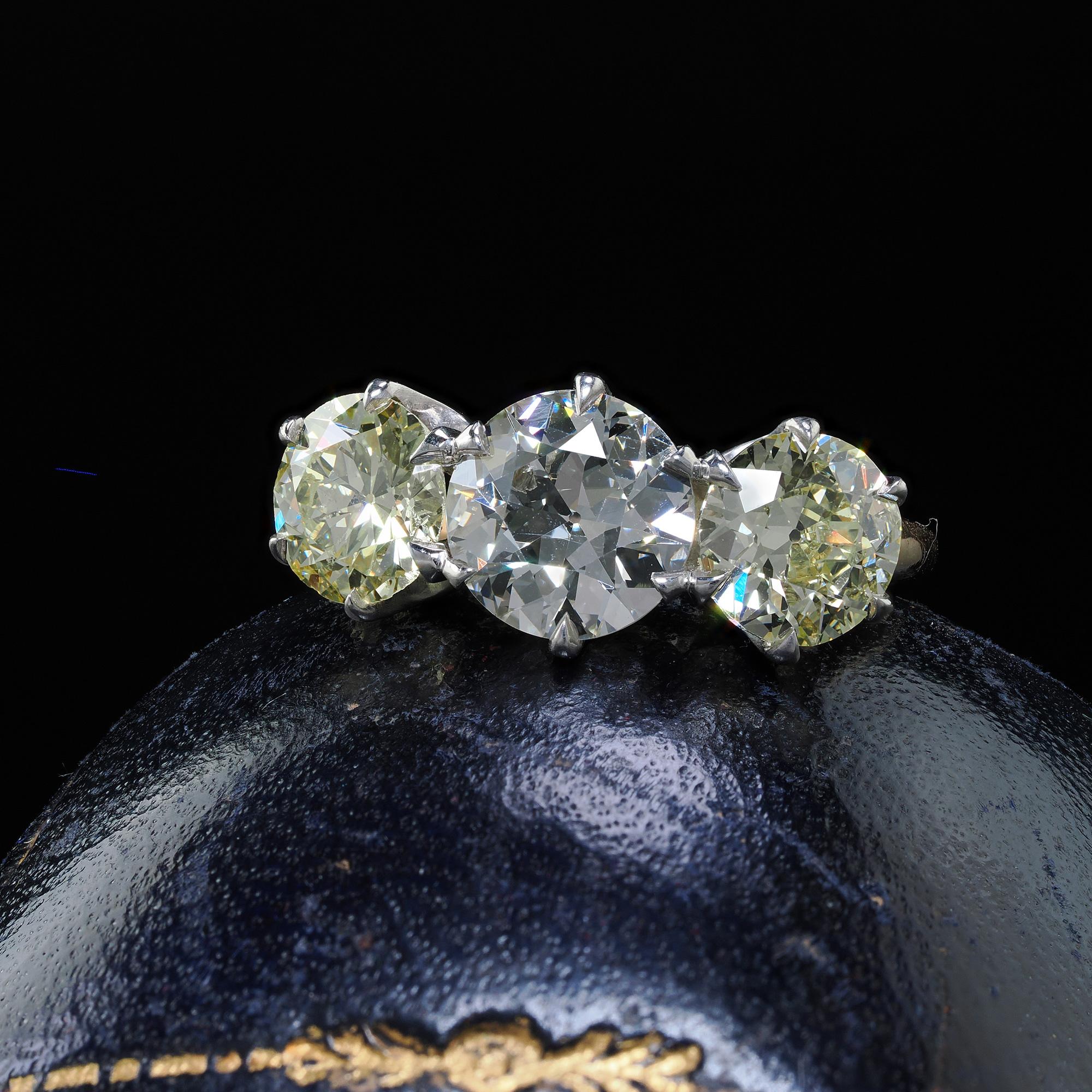 Bellissimo anello antico edoardiano in platino, oro 14 carati, giallo antico e fantasia, con tre pietre - GIA. Questo splendido anello edoardiano Old Euro con tre diamanti è realizzato in oro giallo 14k e platino. Questo anello presenta un diamante