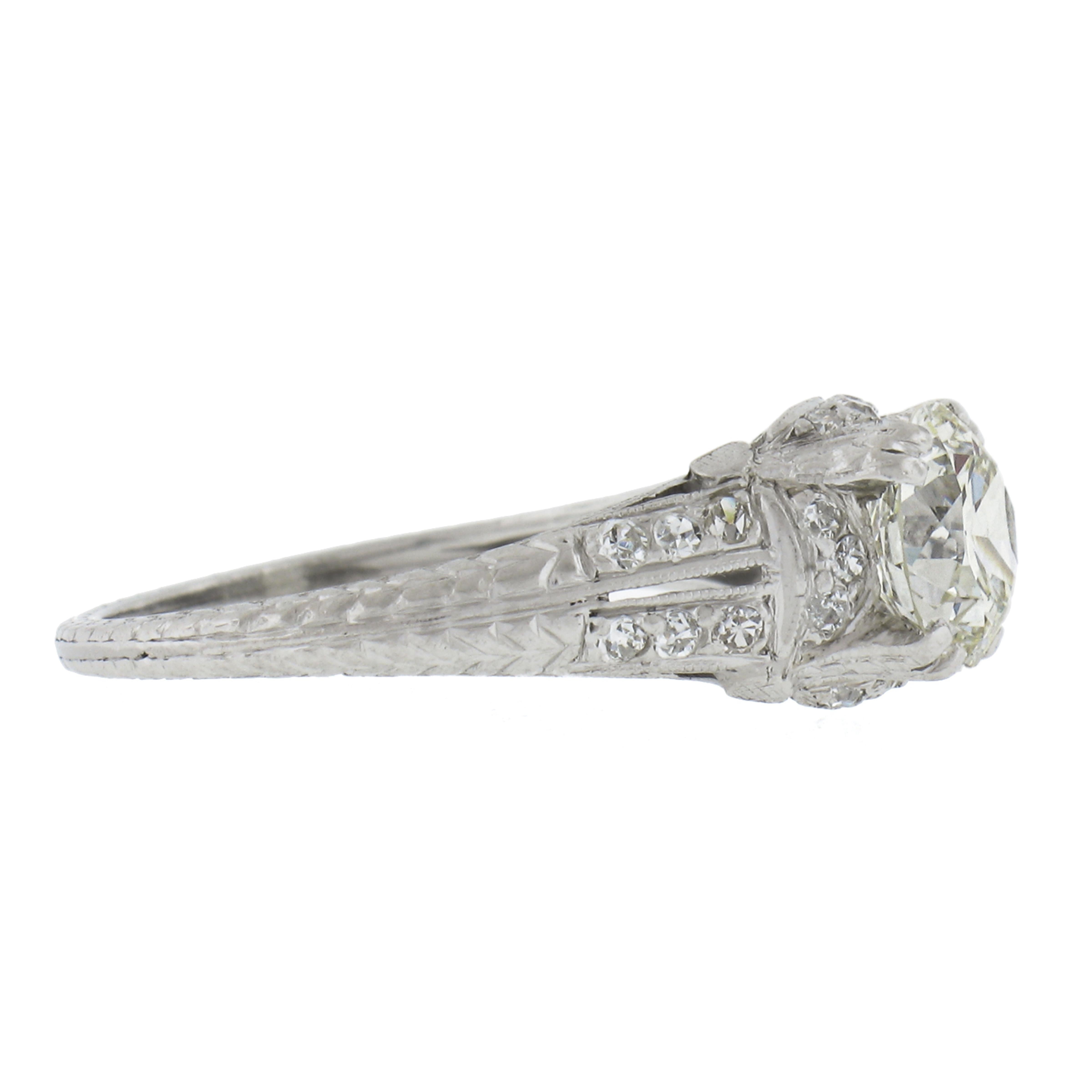 Bague de fiançailles édouardienne ancienne en platine texturée avec diamant taille ancienne de 1,56 carat Bon état - En vente à Montclair, NJ