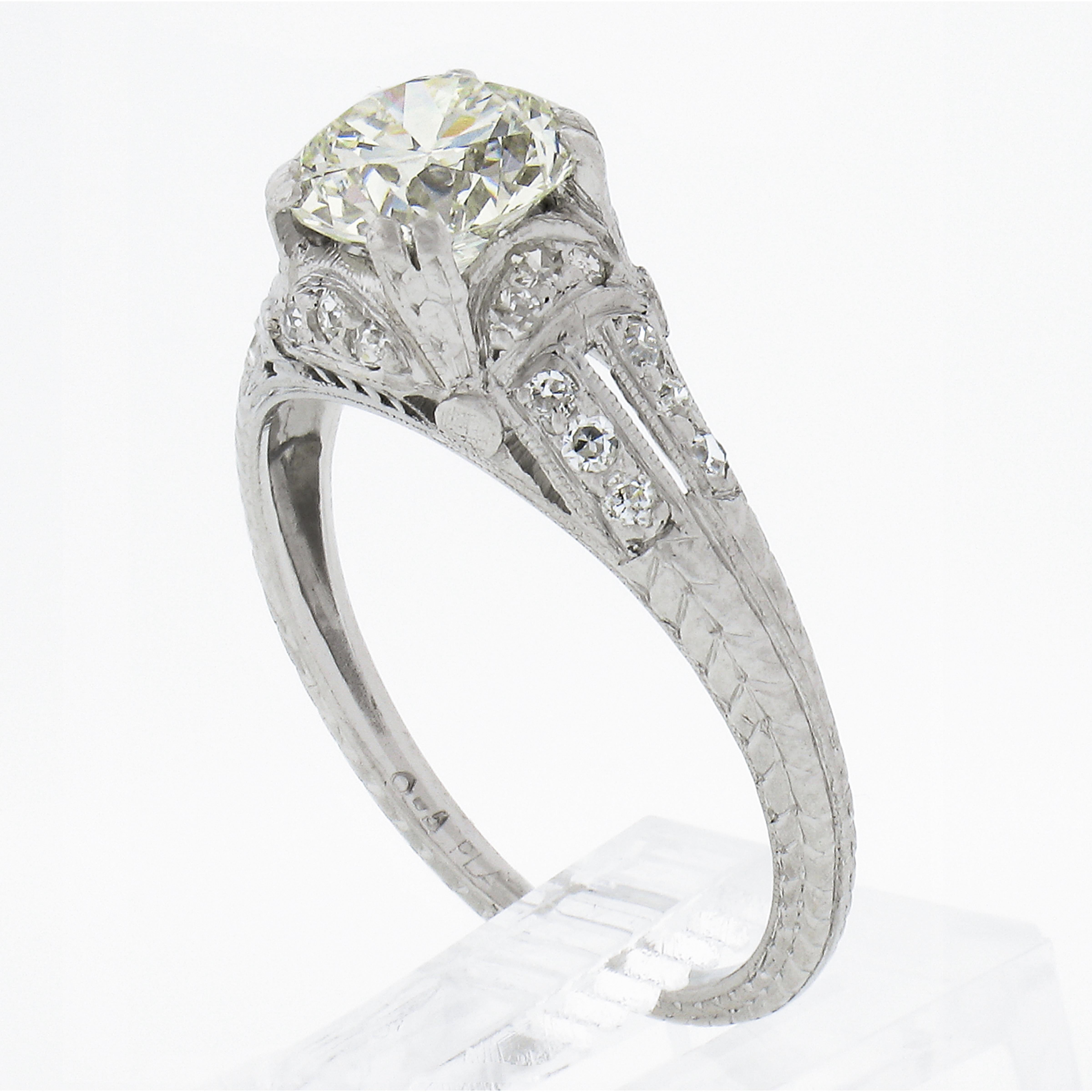 Bague de fiançailles édouardienne ancienne en platine texturée avec diamant taille ancienne de 1,56 carat en vente 3