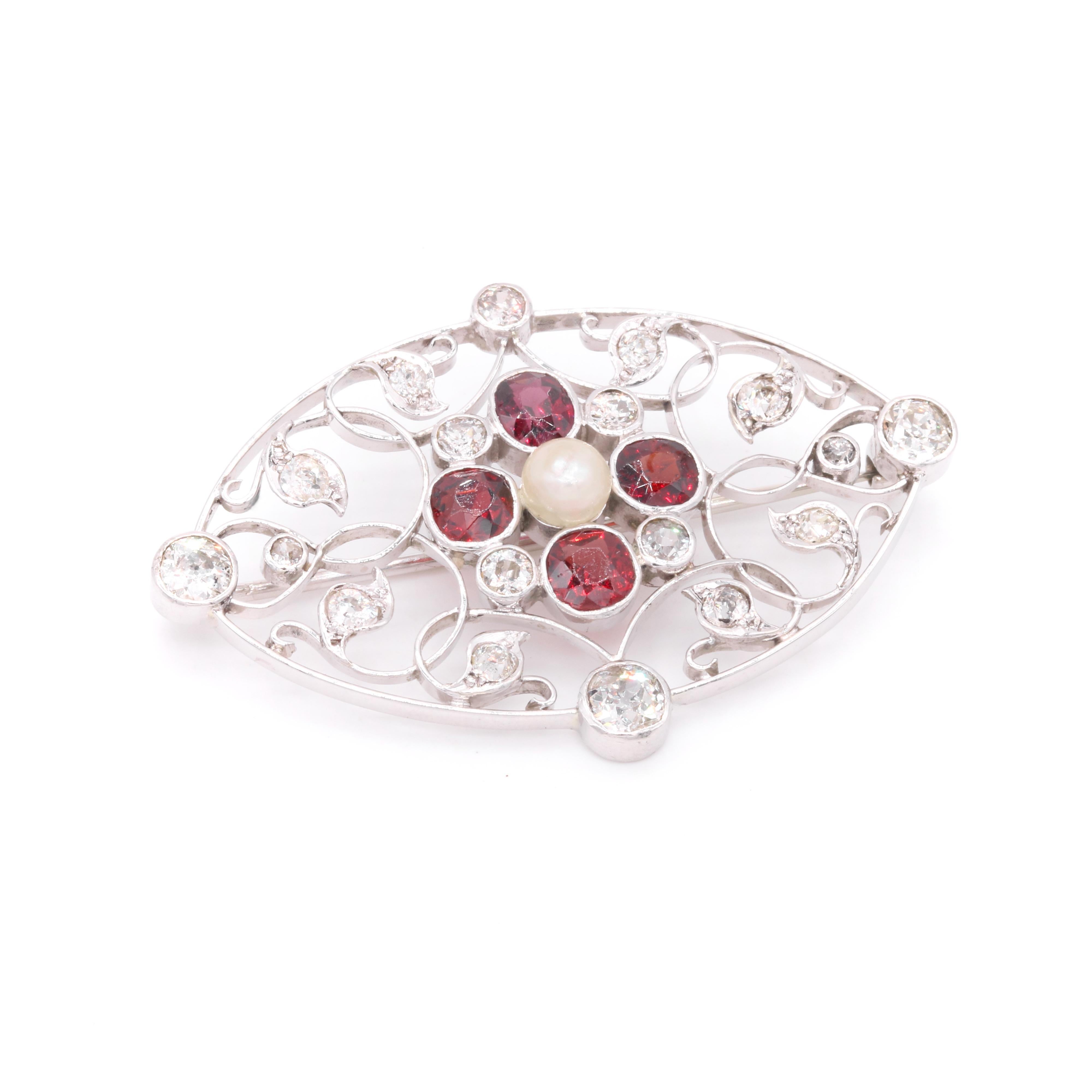 Antique Edwardian Platinum & 18K Gold 4.35tgw Garnet, Diamond & Pearl Brooch In Good Condition For Sale In Staines-Upon-Thames, GB