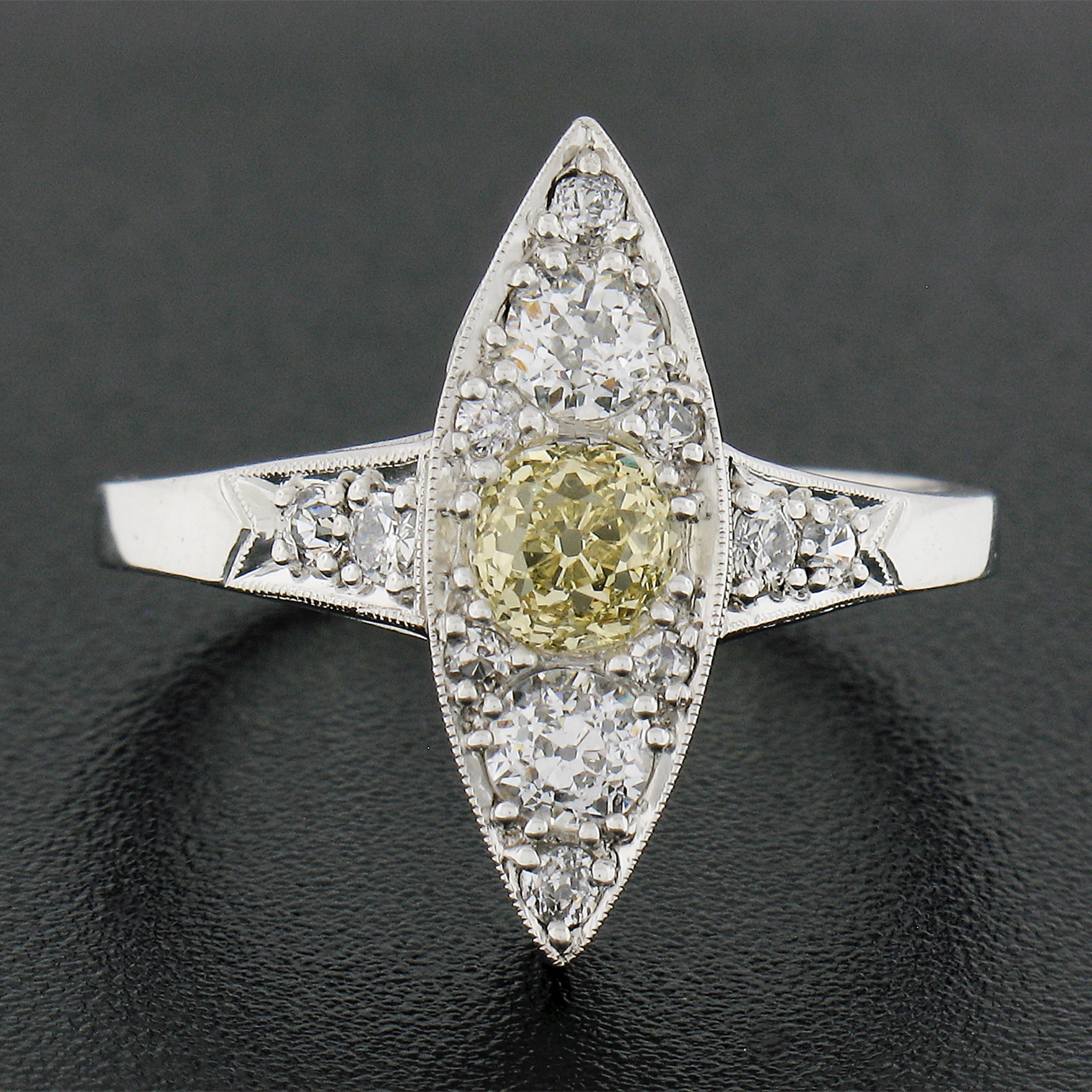 Antiker edwardianischer Platinring .87ctw Gia Fancy Gelber Diamant Marquise Navette Ring (Alteuropäischer Brillantschliff) im Angebot