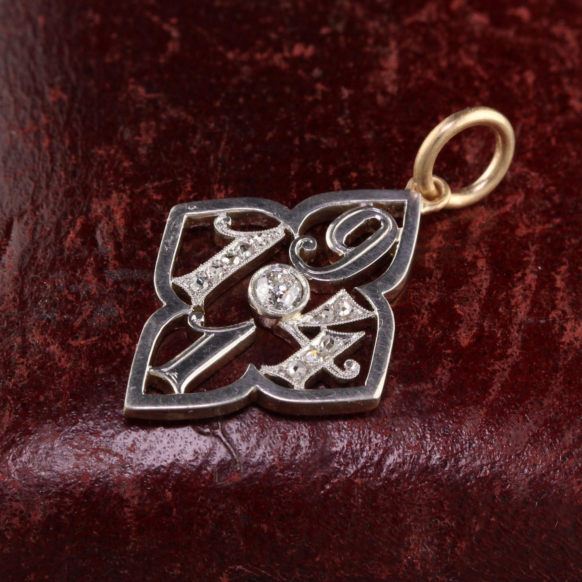 Pendentif édouardien ancien en platine et or jaune 18 carats à breloque de date 1914 Bon état - En vente à Great Neck, NY