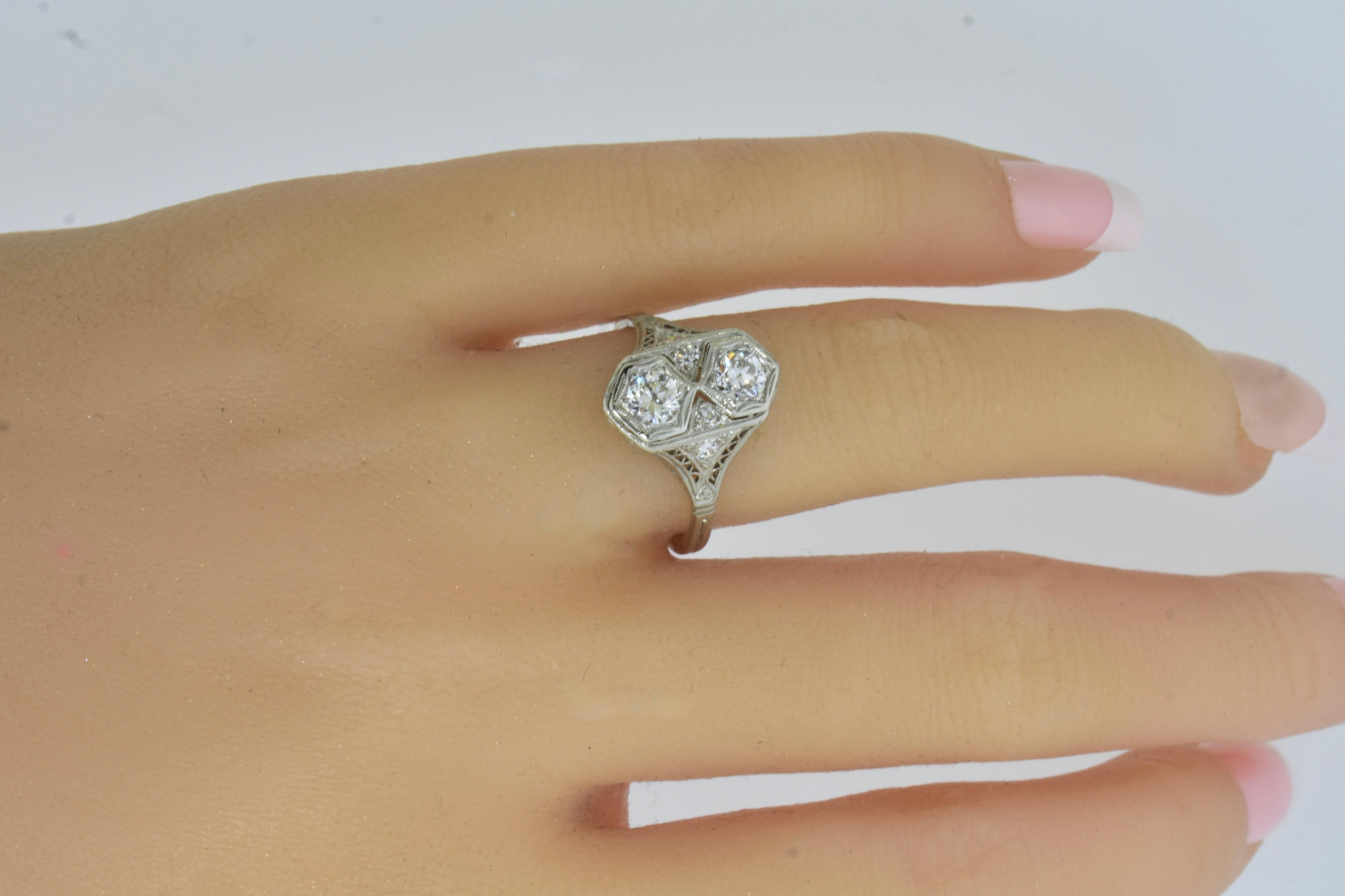 Bague ancienne édouardienne en platine et diamants, vers 1915. Cette bague en platine filigrané est en parfait état. Elle est sertie de deux diamants de taille européenne. Les pierres bien assorties sont estimées presque incolores (H), et VS, très