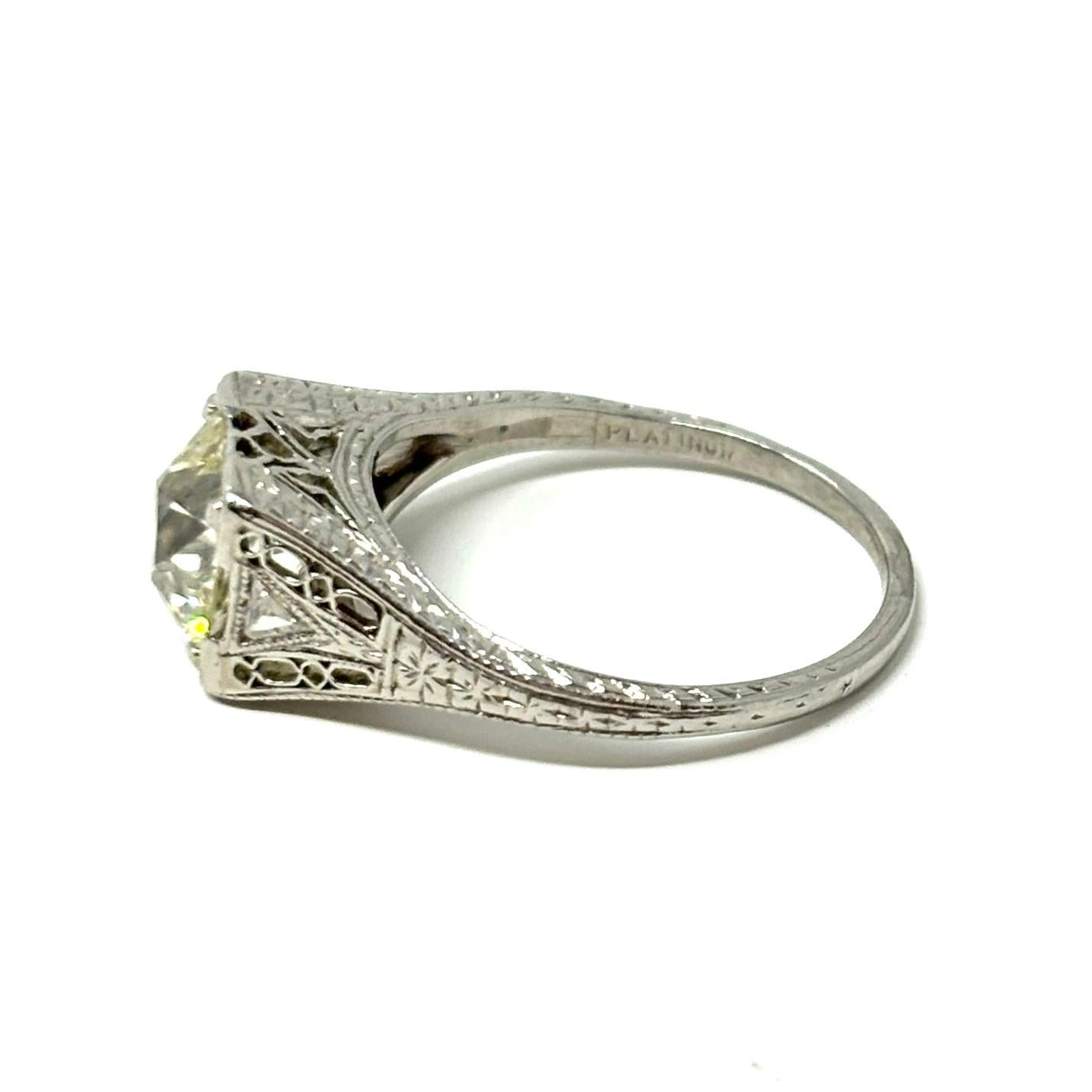 Antique Edwardian Platinum and Diamond Solitaire Engagement Ring, 1900-1910 For Sale 1