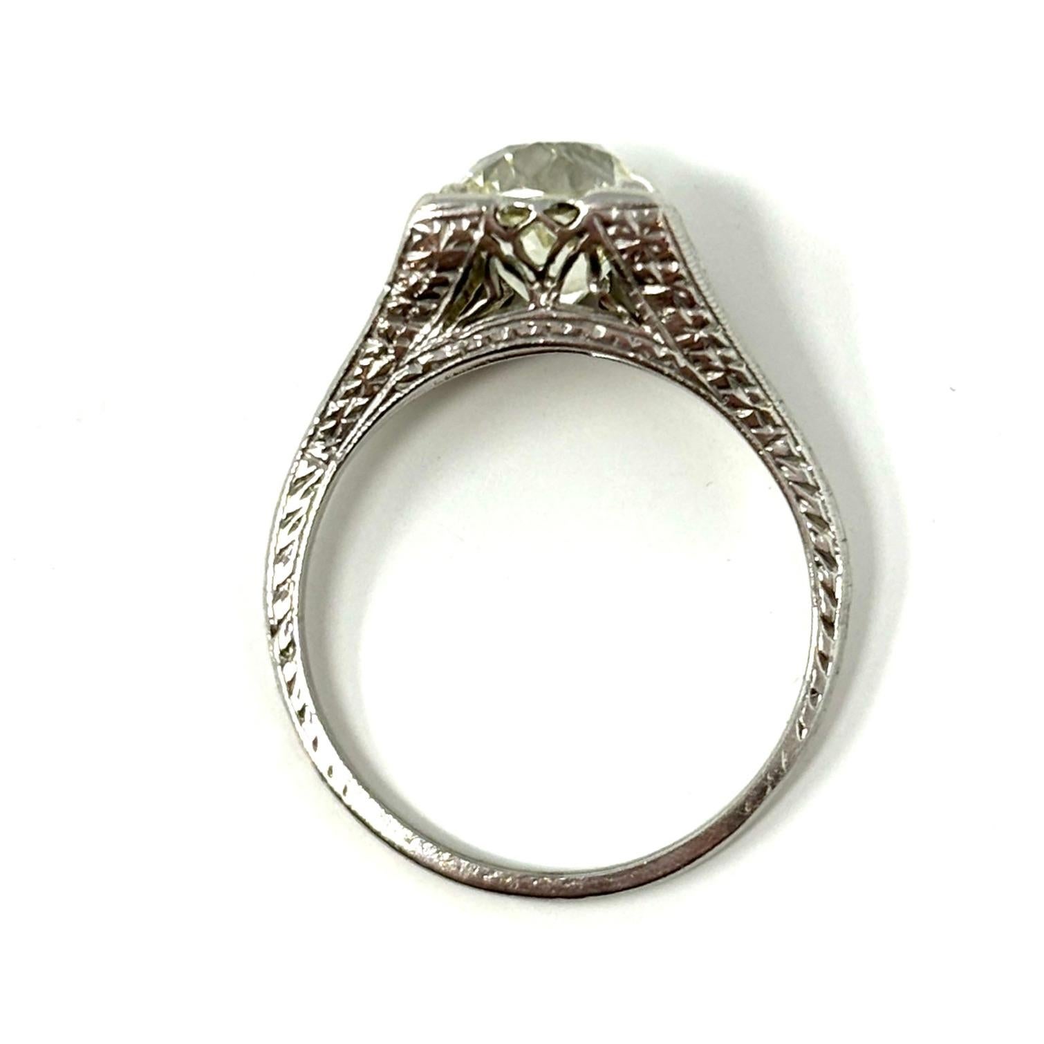 Antique Edwardian Platinum and Diamond Solitaire Engagement Ring, 1900-1910 For Sale 3