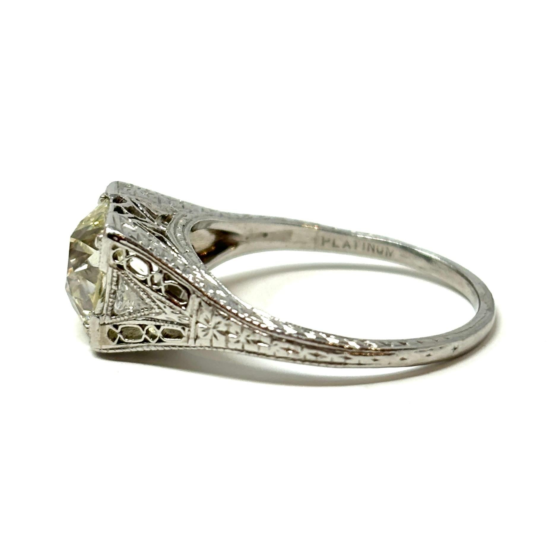 Antique Edwardian Platinum and Diamond Solitaire Engagement Ring, 1900-1910 For Sale 4