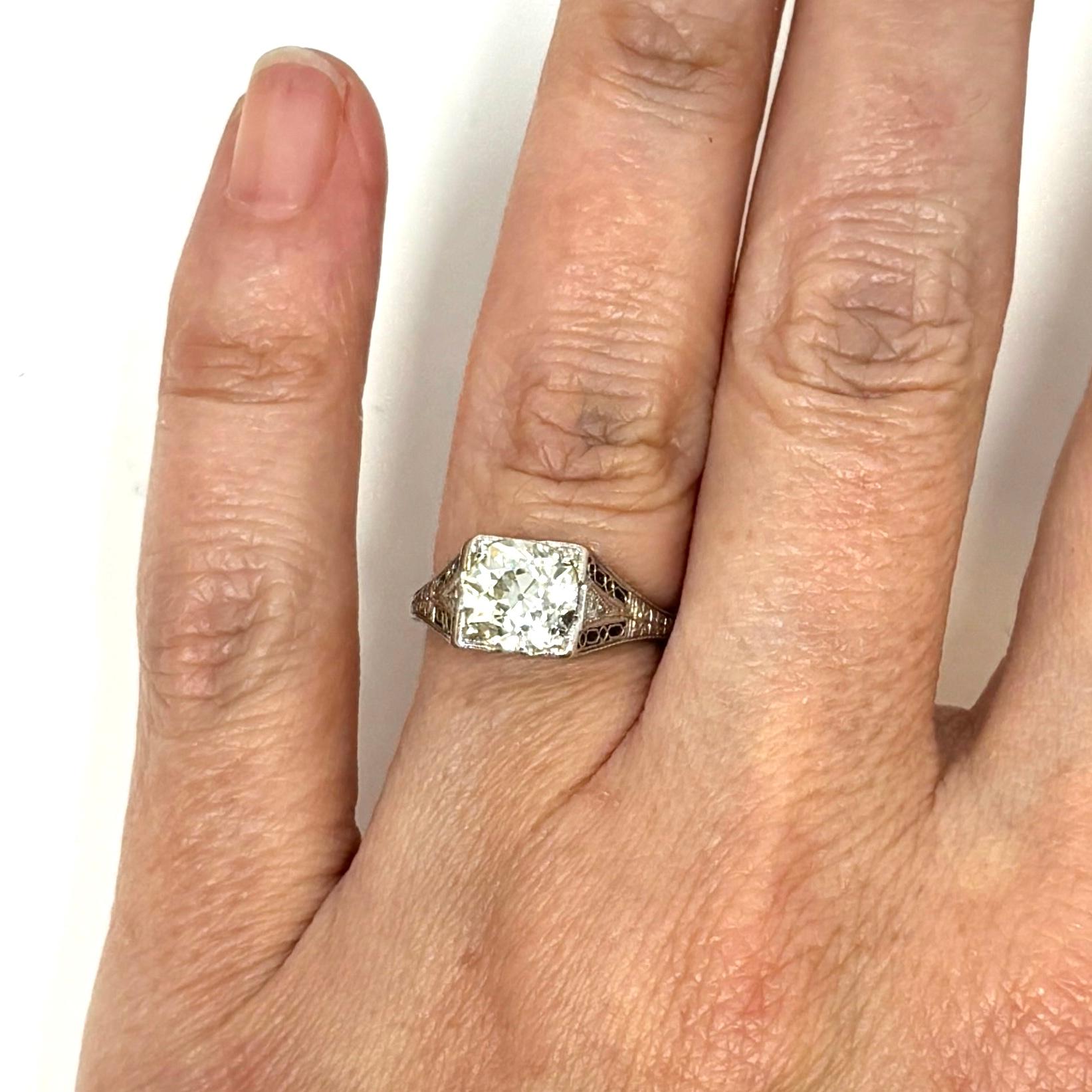Antique Edwardian Platinum and Diamond Solitaire Engagement Ring, 1900-1910 For Sale 5