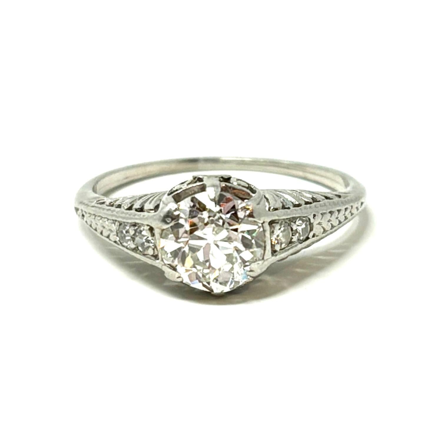 Une jolie petite bague de fiançailles en diamant du début du 20e siècle contenant un brillant diamant de taille européenne ancienne de 0,80 carat scintillant dans une monture édouardienne en platine.

