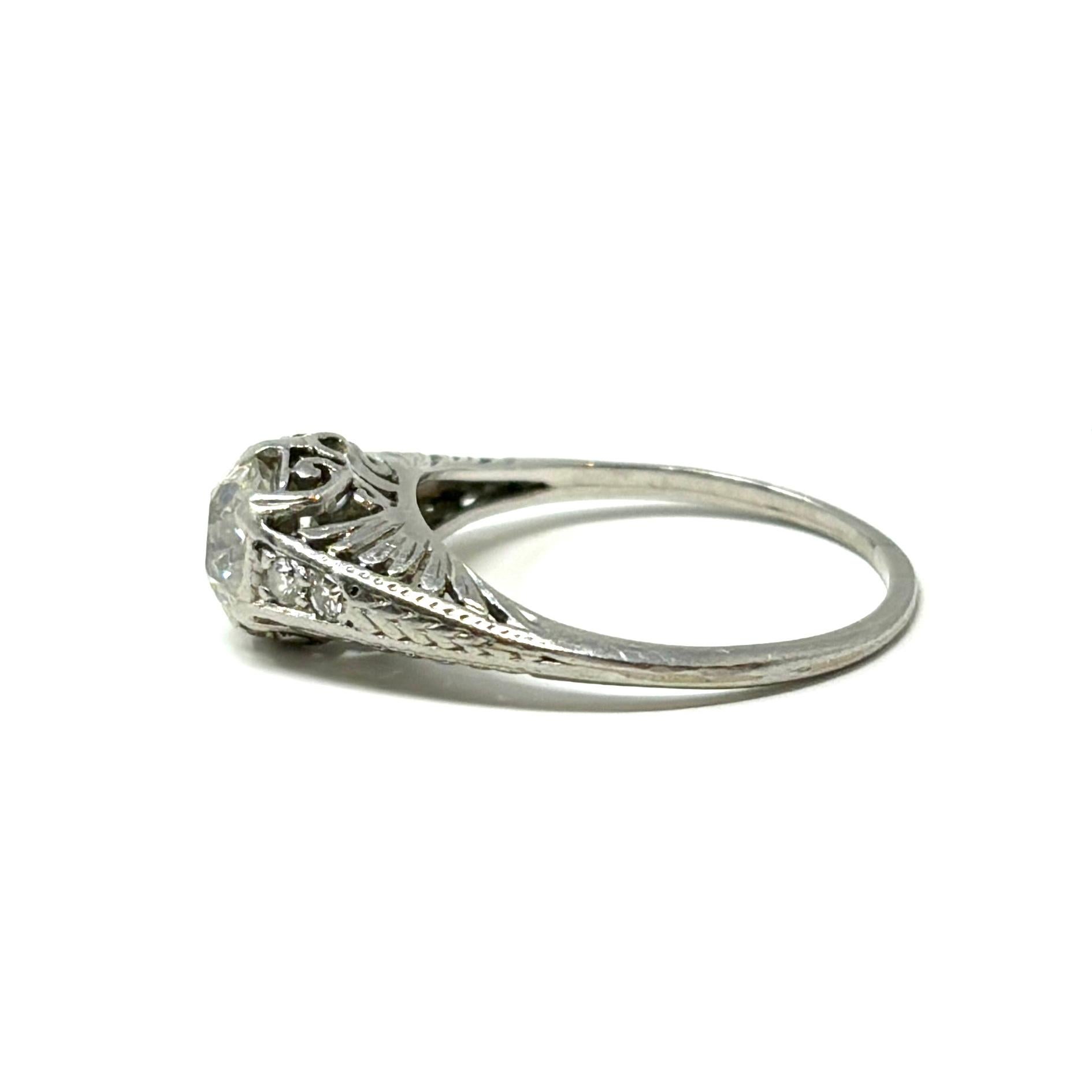 Bague solitaire édouardienne ancienne en platine et diamants Bon état - En vente à New Orleans, LA
