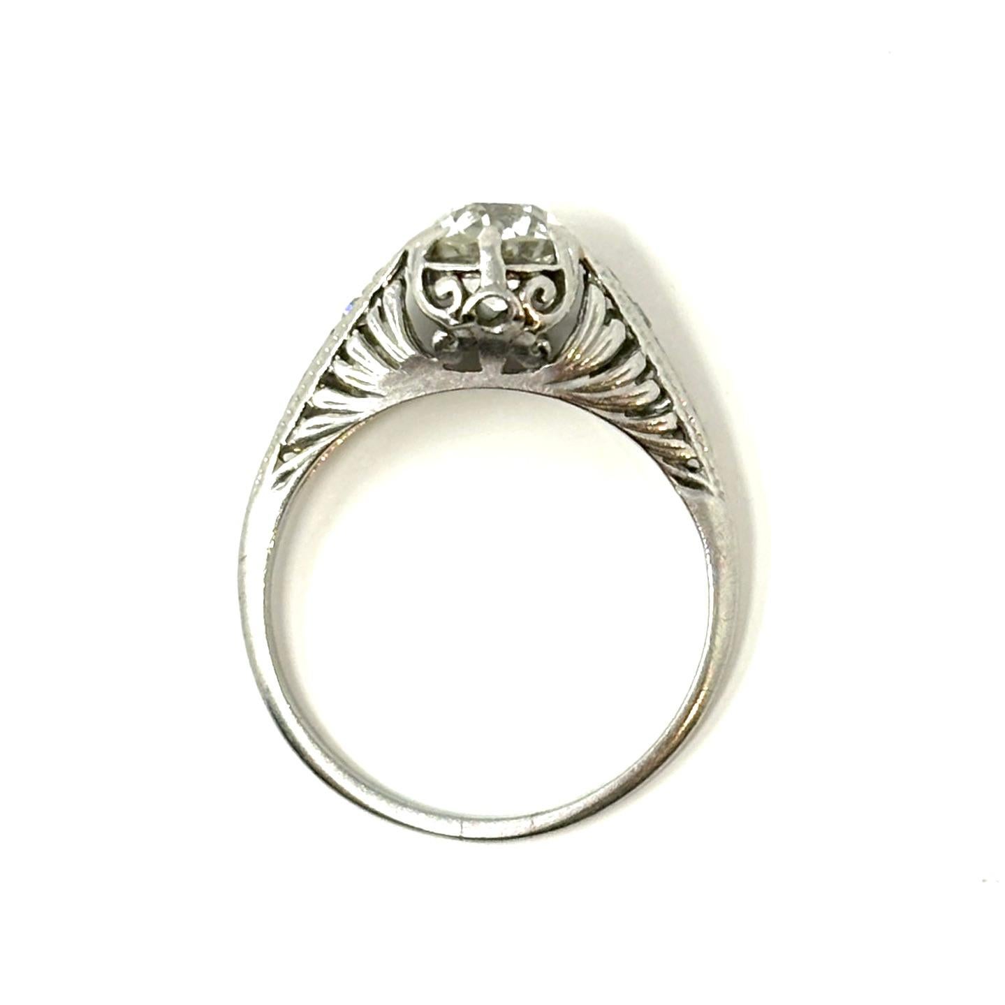 Bague solitaire édouardienne ancienne en platine et diamants Unisexe en vente