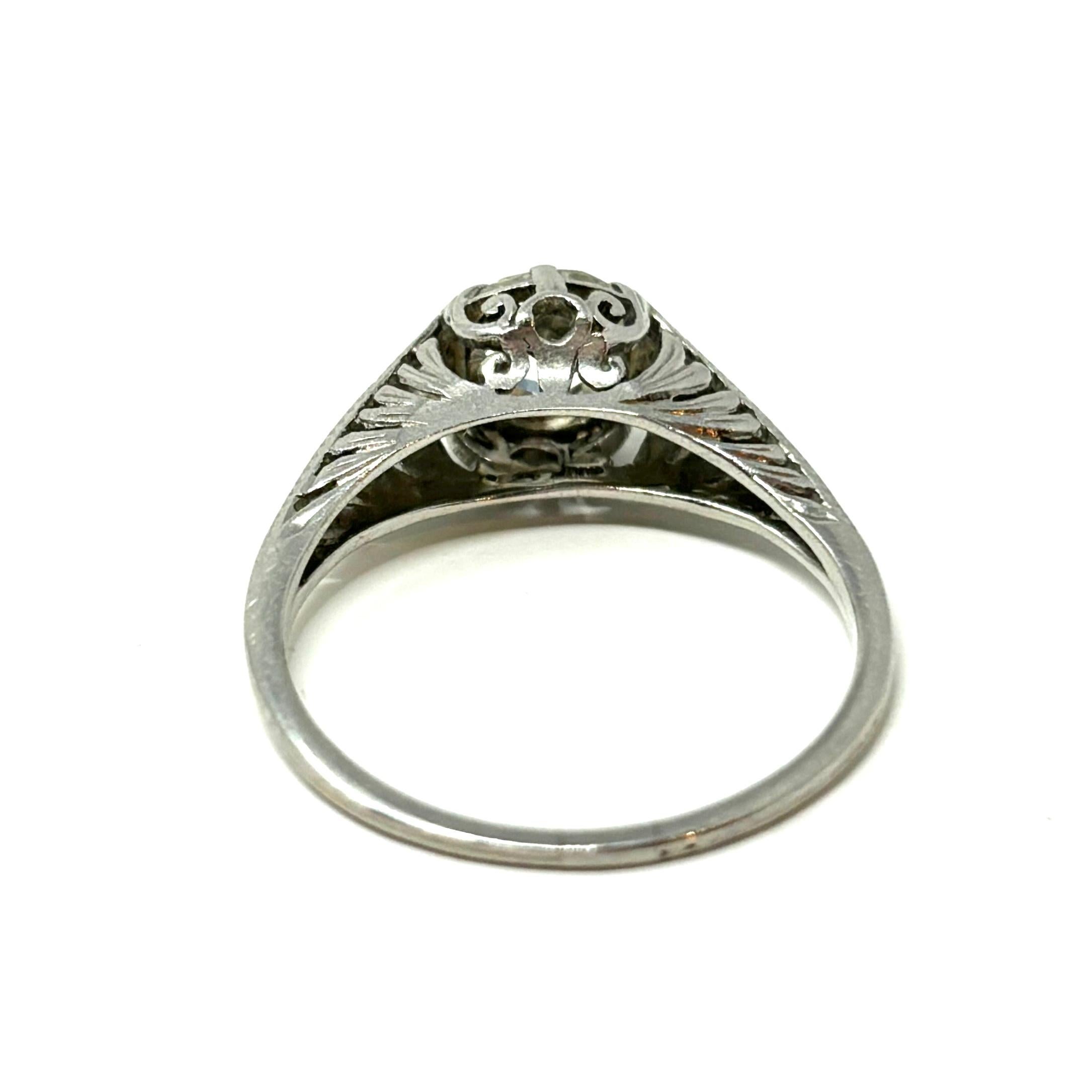 Bague solitaire édouardienne ancienne en platine et diamants en vente 1