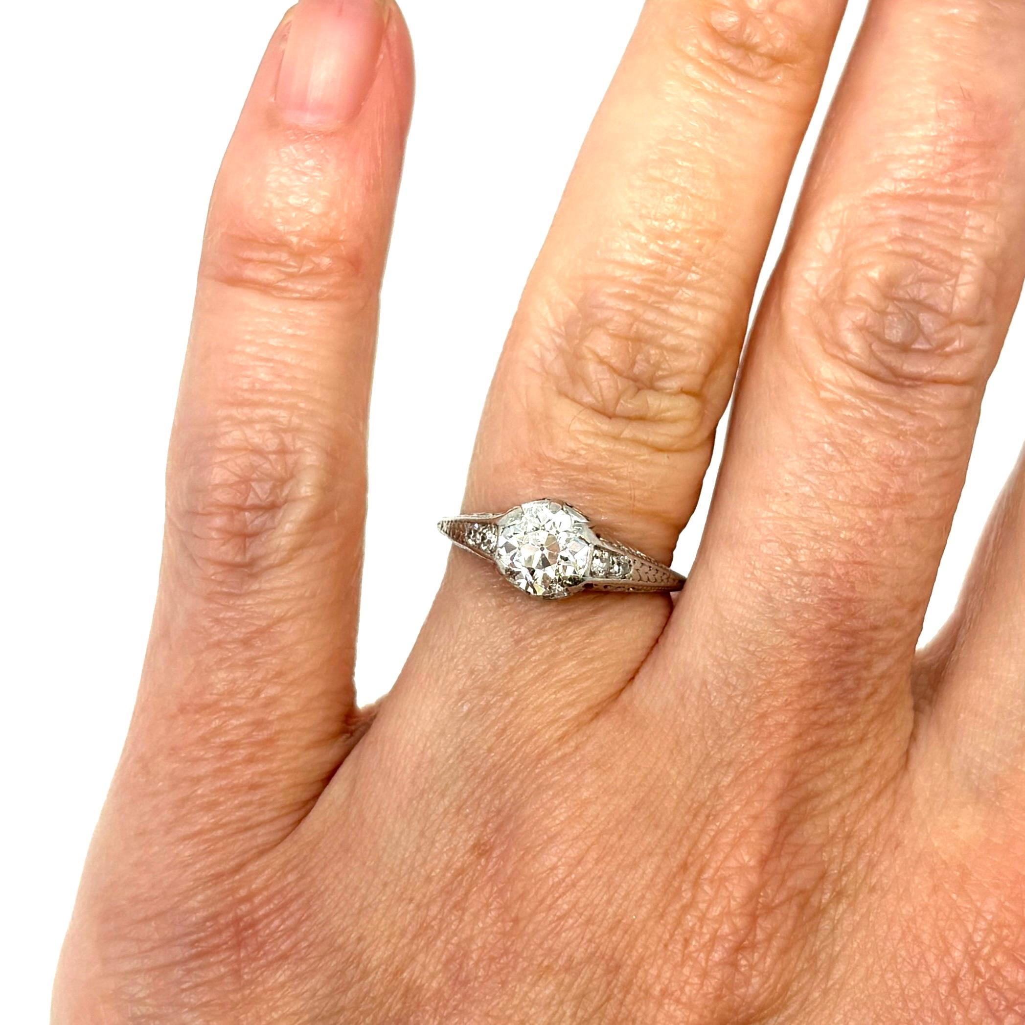 Bague solitaire édouardienne ancienne en platine et diamants en vente 2