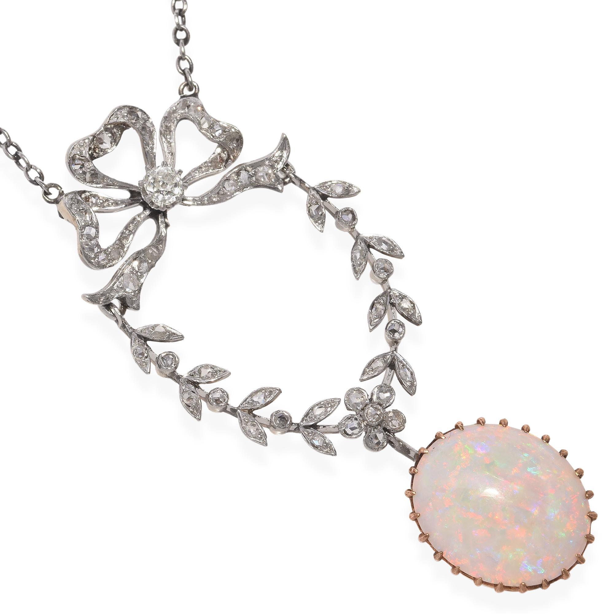 Cet exceptionnel collier pendentif antique Eleg est une délicate célébration de l'élégance du début du XXe siècle. Réalisée en platine et en or, cette pièce présente un gracieux nœud orné de brillants diamants taille ancienne, encadré d'une couronne