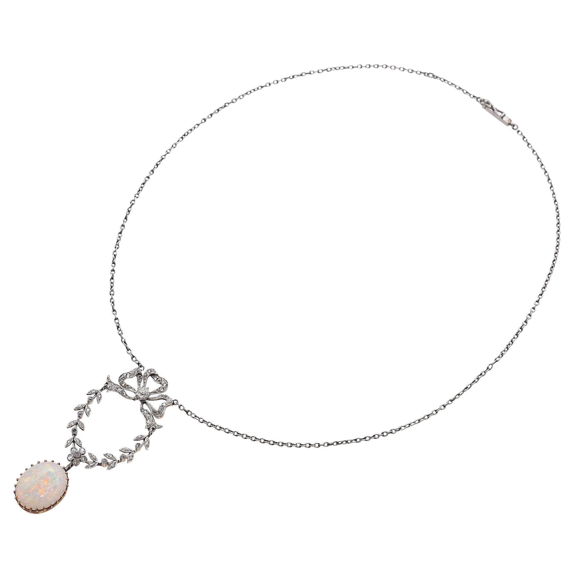 Édouardien Pendentif édouardien ancien en platine et or à motif de nœud papillon, diamant et opale en vente