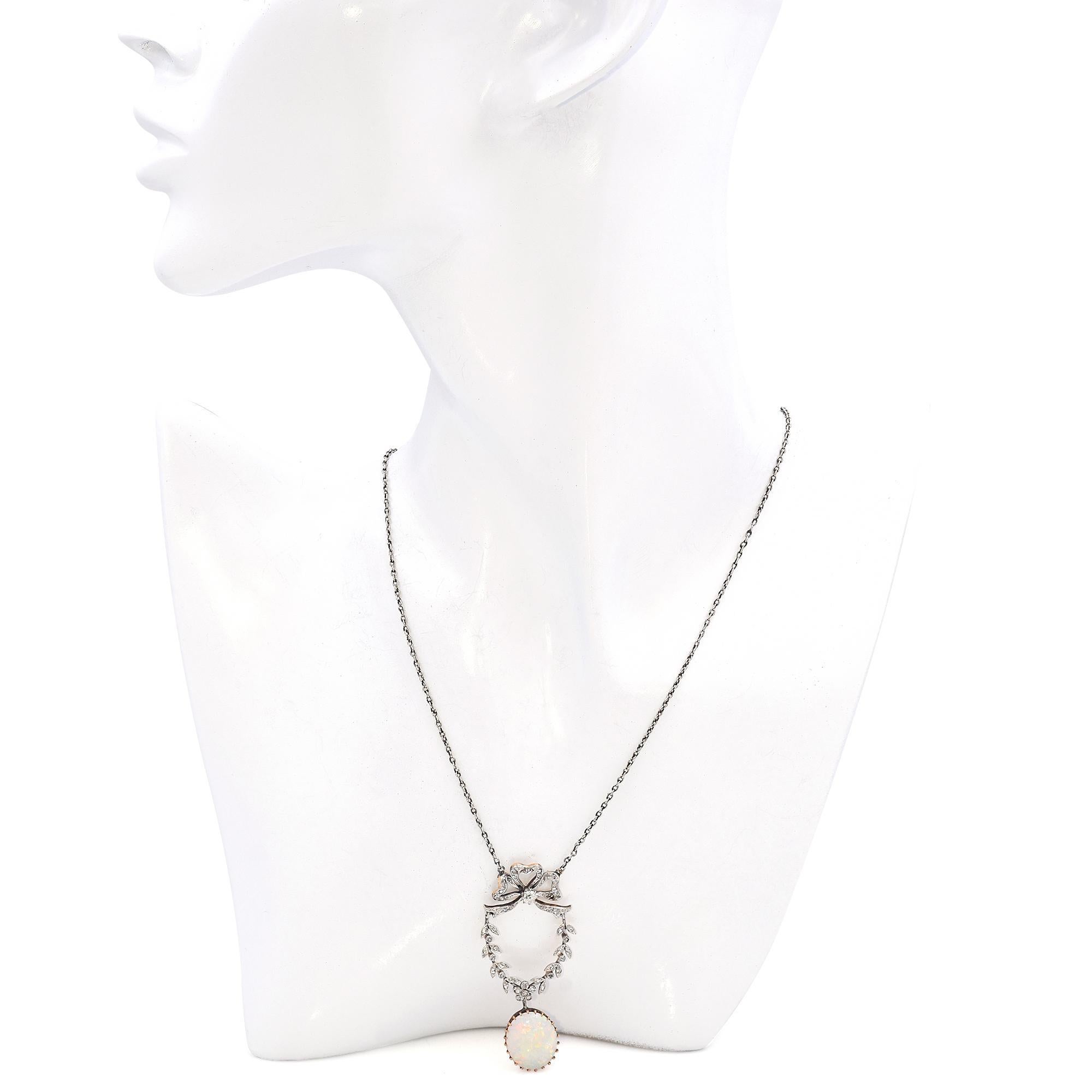 Taille cabochon Pendentif édouardien ancien en platine et or à motif de nœud papillon, diamant et opale en vente