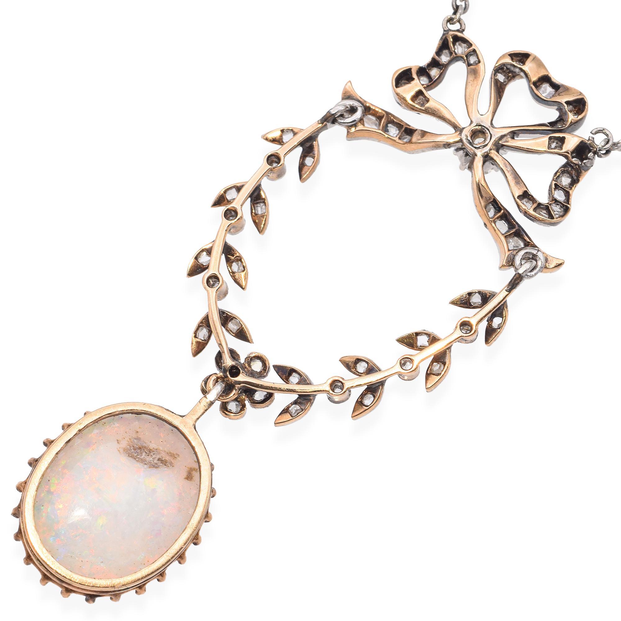 Pendentif édouardien ancien en platine et or à motif de nœud papillon, diamant et opale Bon état - En vente à New York, NY