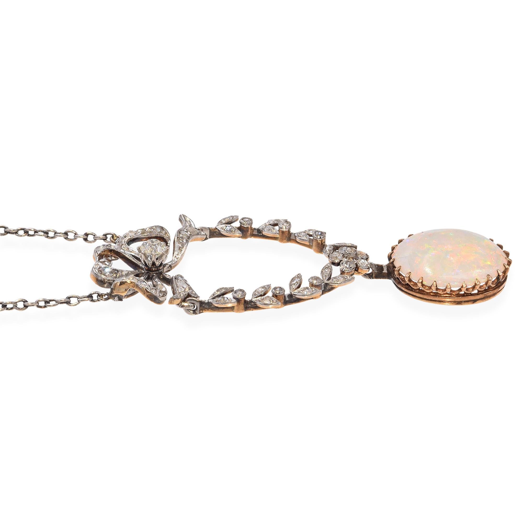Pendentif édouardien ancien en platine et or à motif de nœud papillon, diamant et opale Pour femmes en vente
