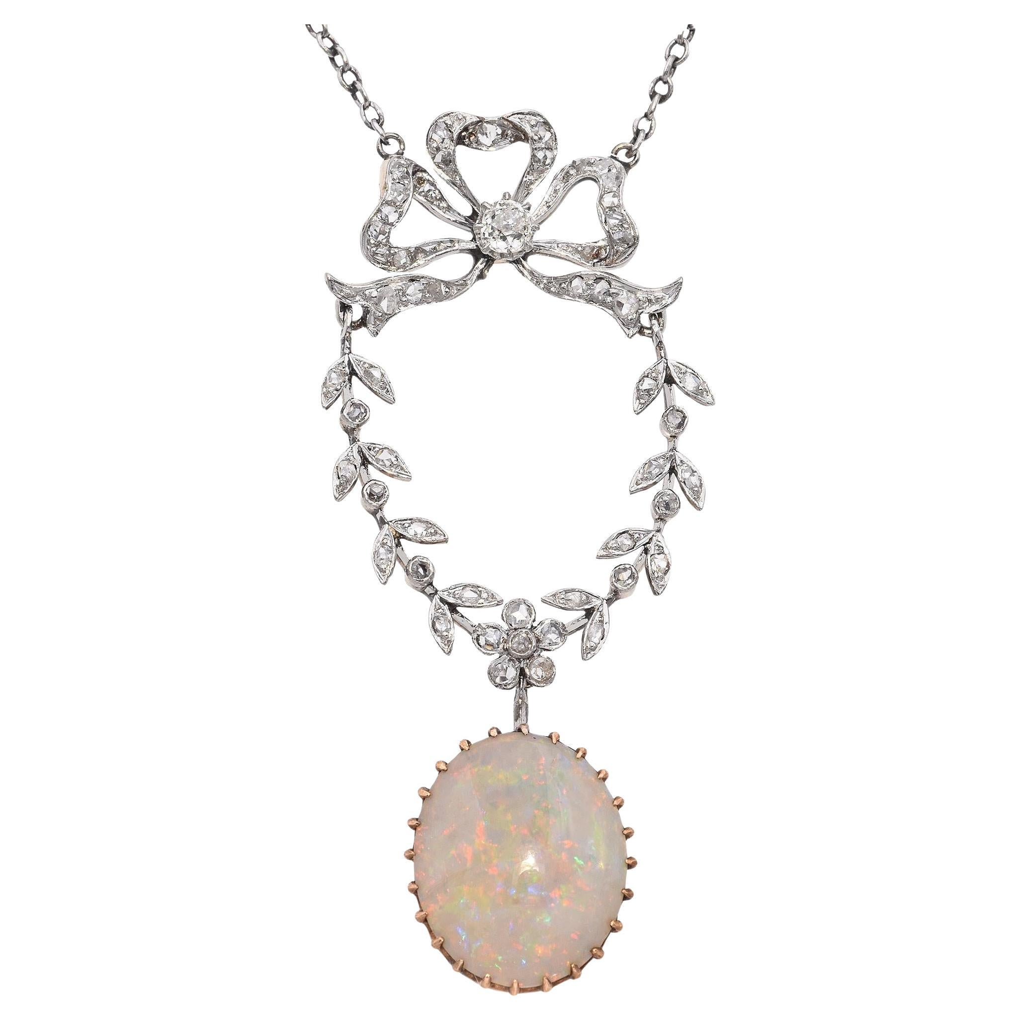 Pendentif édouardien ancien en platine et or à motif de nœud papillon, diamant et opale en vente