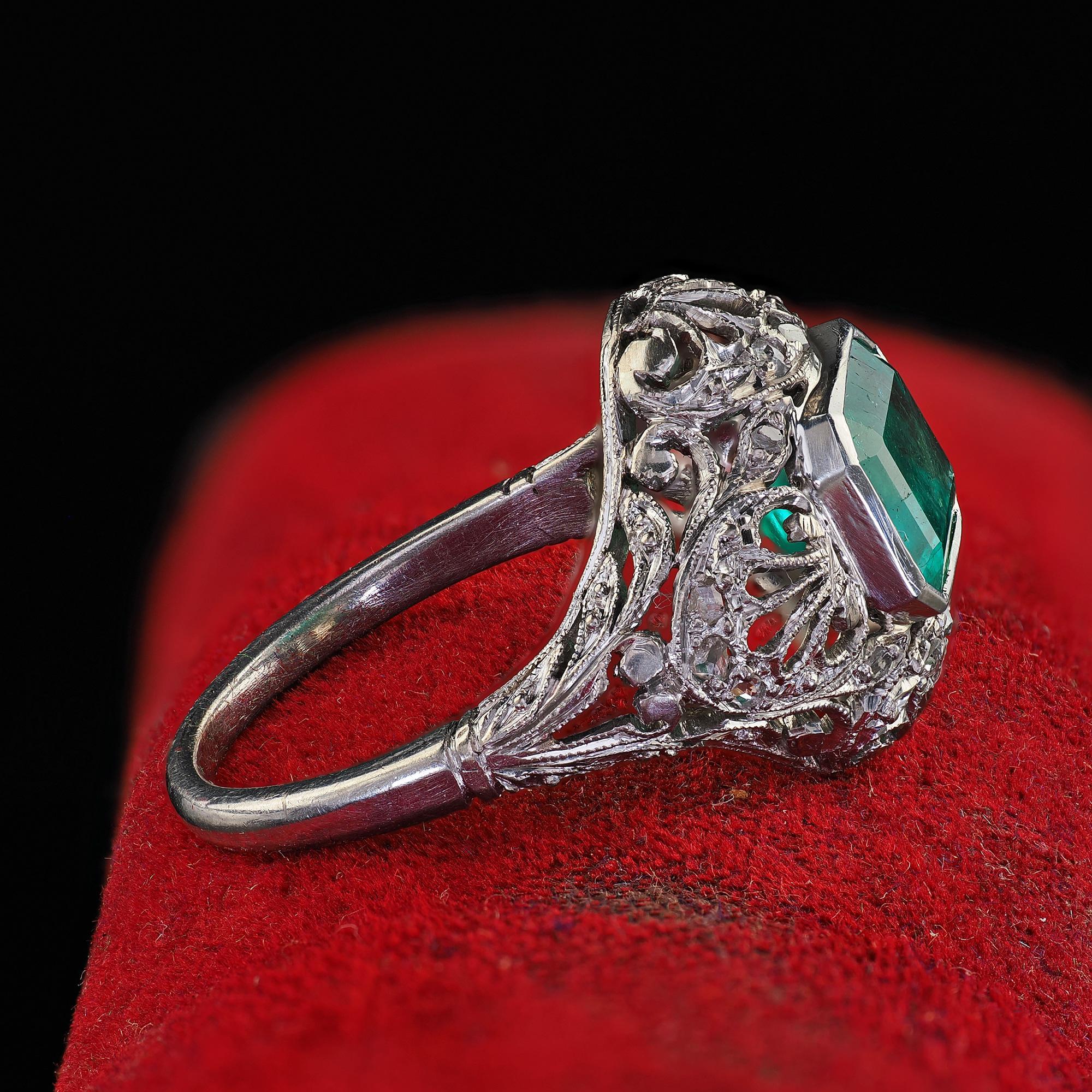Antique Edwardian Platinum Colombian Emerald Diamond Filigree Engagement Ring In Good Condition For Sale In Great Neck, NY