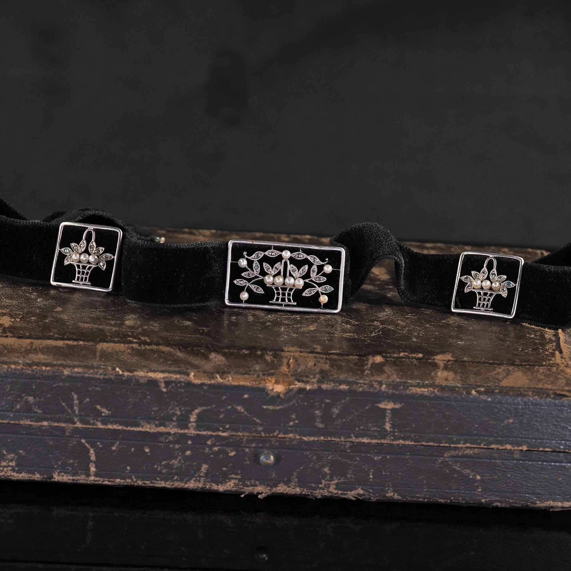 Schöne antike Edwardian Platin Diamant und Perle Floral Choker Samt Halskette. Dieses wunderschöne edwardianische Halsband mit Perlen und Diamanten ist aus Platin gefertigt. Diese wunderbare Halskette besteht aus einem dreiteiligen Blumenkorb, der