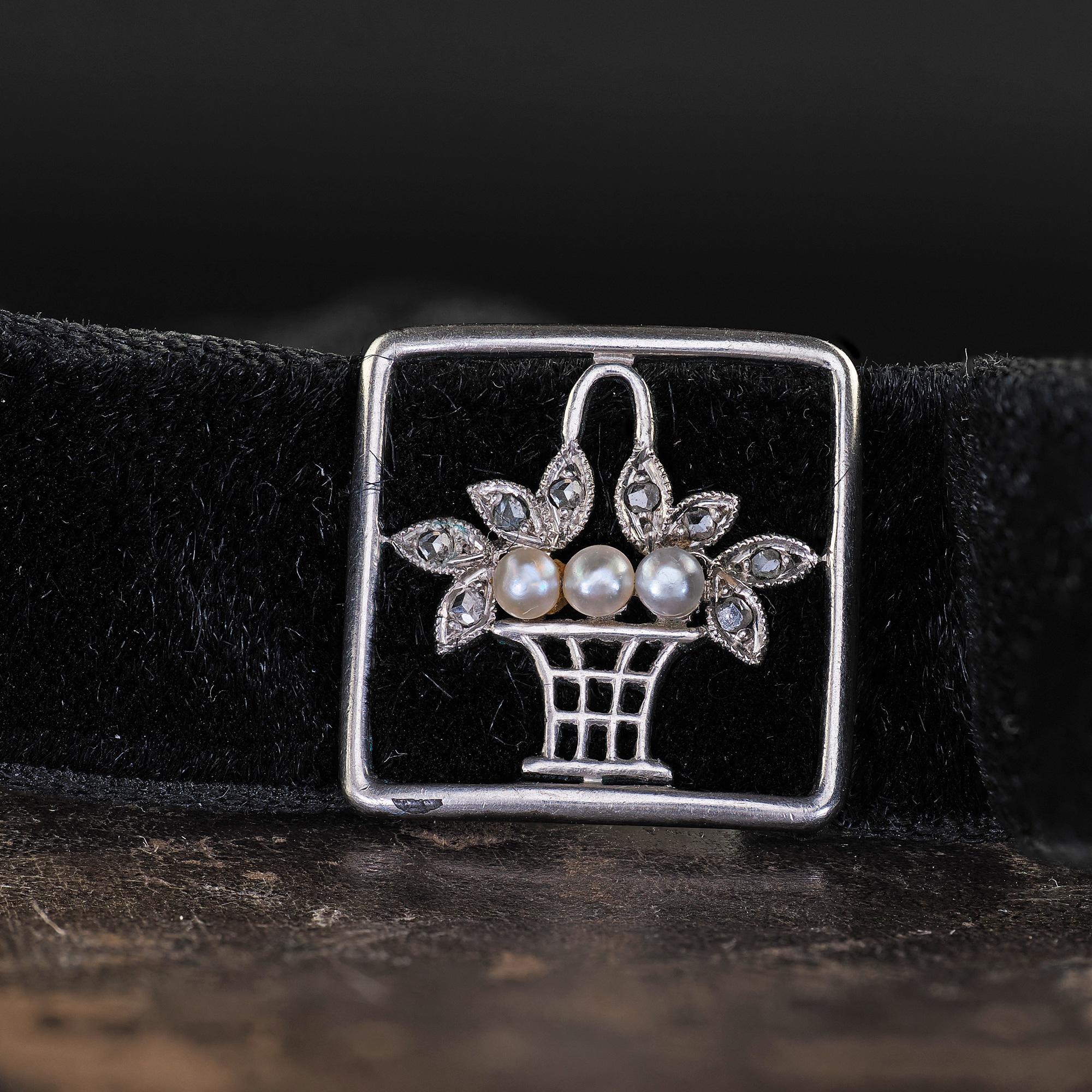 Antike Edwardian Platin Diamant und Perle Floral Choker Samt Halskette im Zustand „Gut“ im Angebot in Great Neck, NY