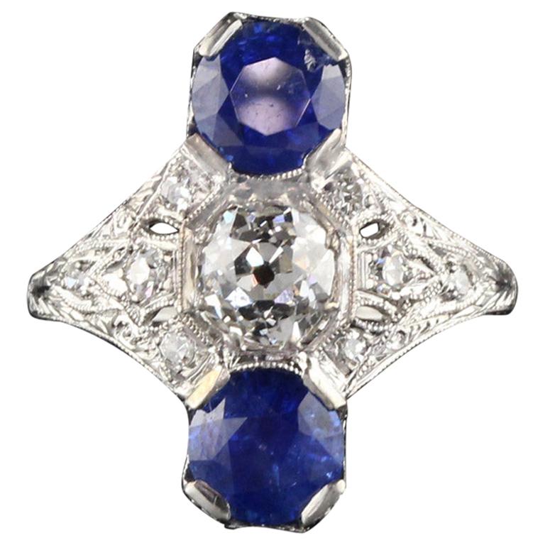 Antiguo anillo eduardiano de platino con diamantes y zafiro en forma de escudo