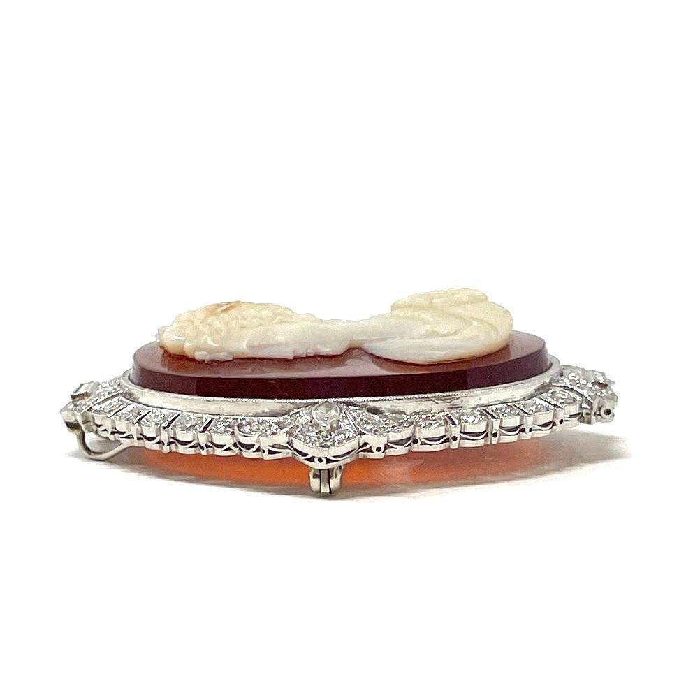 Un meraviglioso cammeo edoardiano in platino e diamanti che può essere indossato come spilla o ciondolo. Circa 1910.

Con circa 2,36 carati di diamanti tondi taglio brillante, smeraldo e marquis, questo pezzo è lungo 2