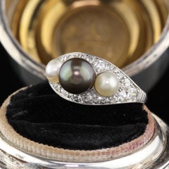 Antiker Edwardianischer Ring aus Platin:: Diamant und Perle mit 3 Steinen