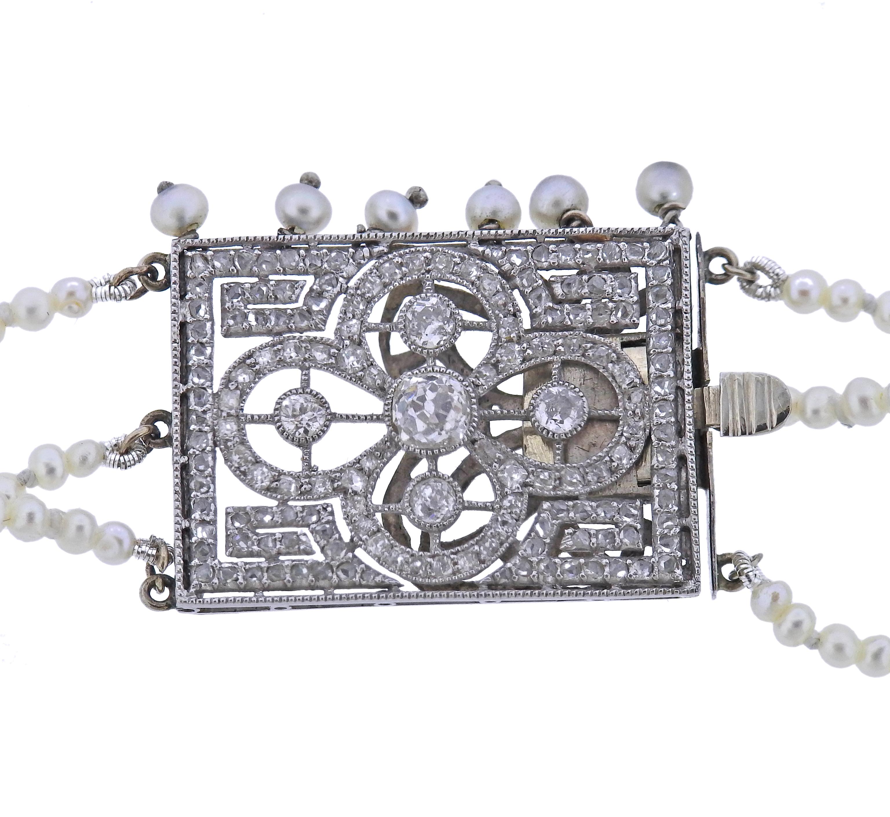 Antikes edwardianisches Platin-Collier mit 3 Strängen aus 2-2,5 mm großen Perlen und tropfenförmigen Smaragden (Maße von ca. 11,8 x 7,5 mm bis 22 x 15,3 mm). Schließe verziert mit alten Minen und kleinen Diamanten im Rosenschliff. Die Halskette ist