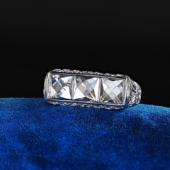 Antique bague à trois pierres en platine de l'époque édouardienne avec filigrane de diamants taillés en France