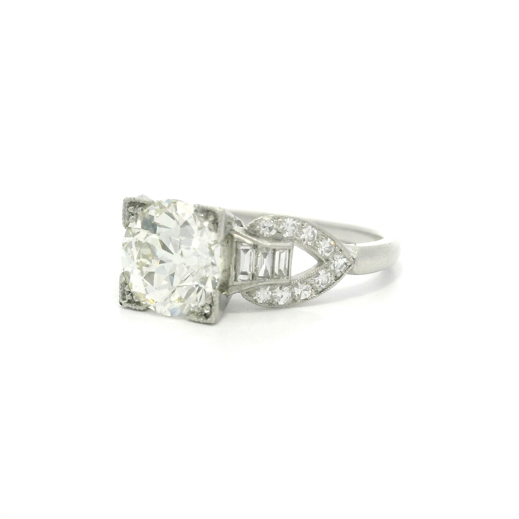 Bague de fiançailles ancienne de style édouardien en platine GIA 2.09ctw Old Diamond Buckle Sides en vente 4