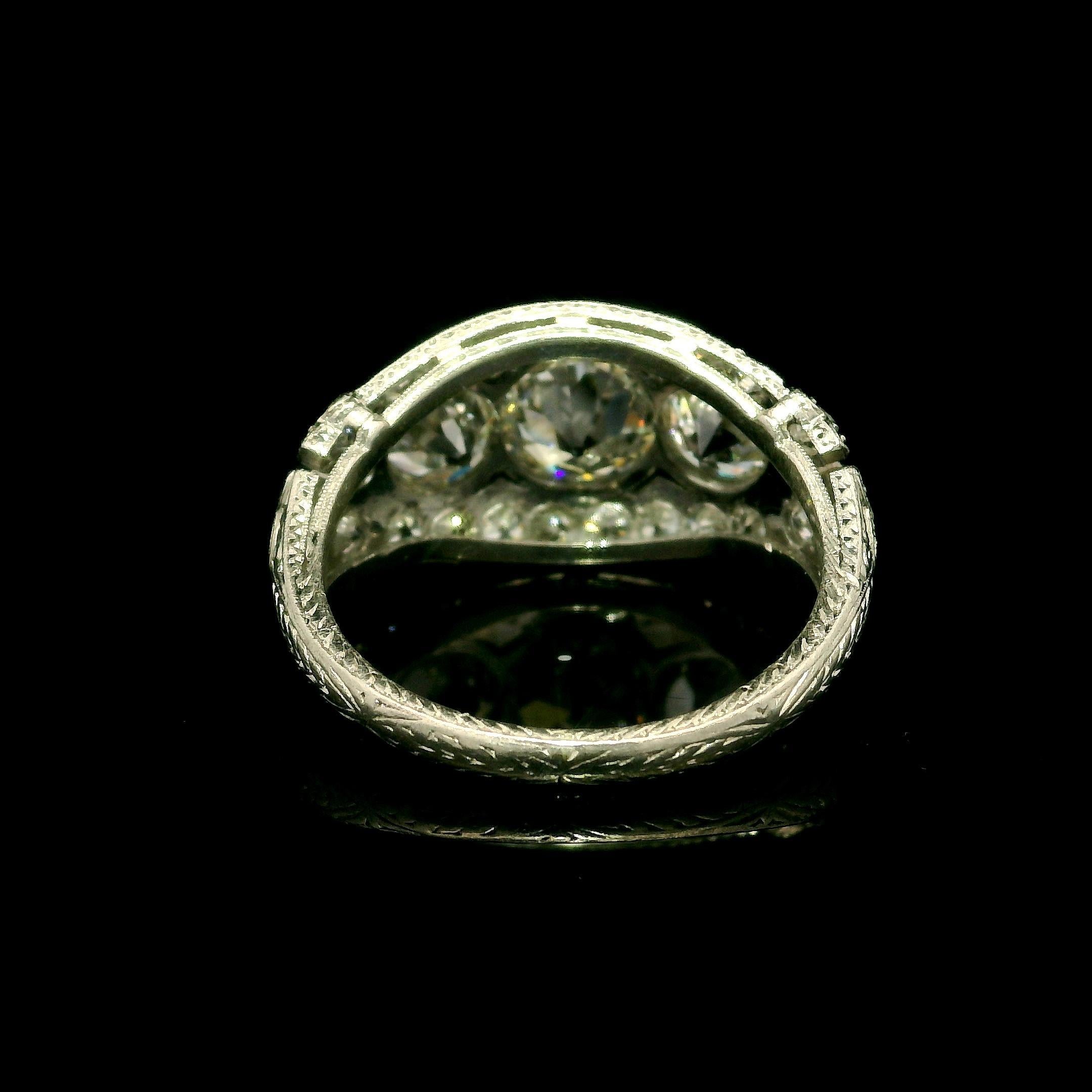 Antico anello edoardiano in platino GIA 2,79ctw Old Bezel Diamond Engraved Wide Band Ring in vendita 5