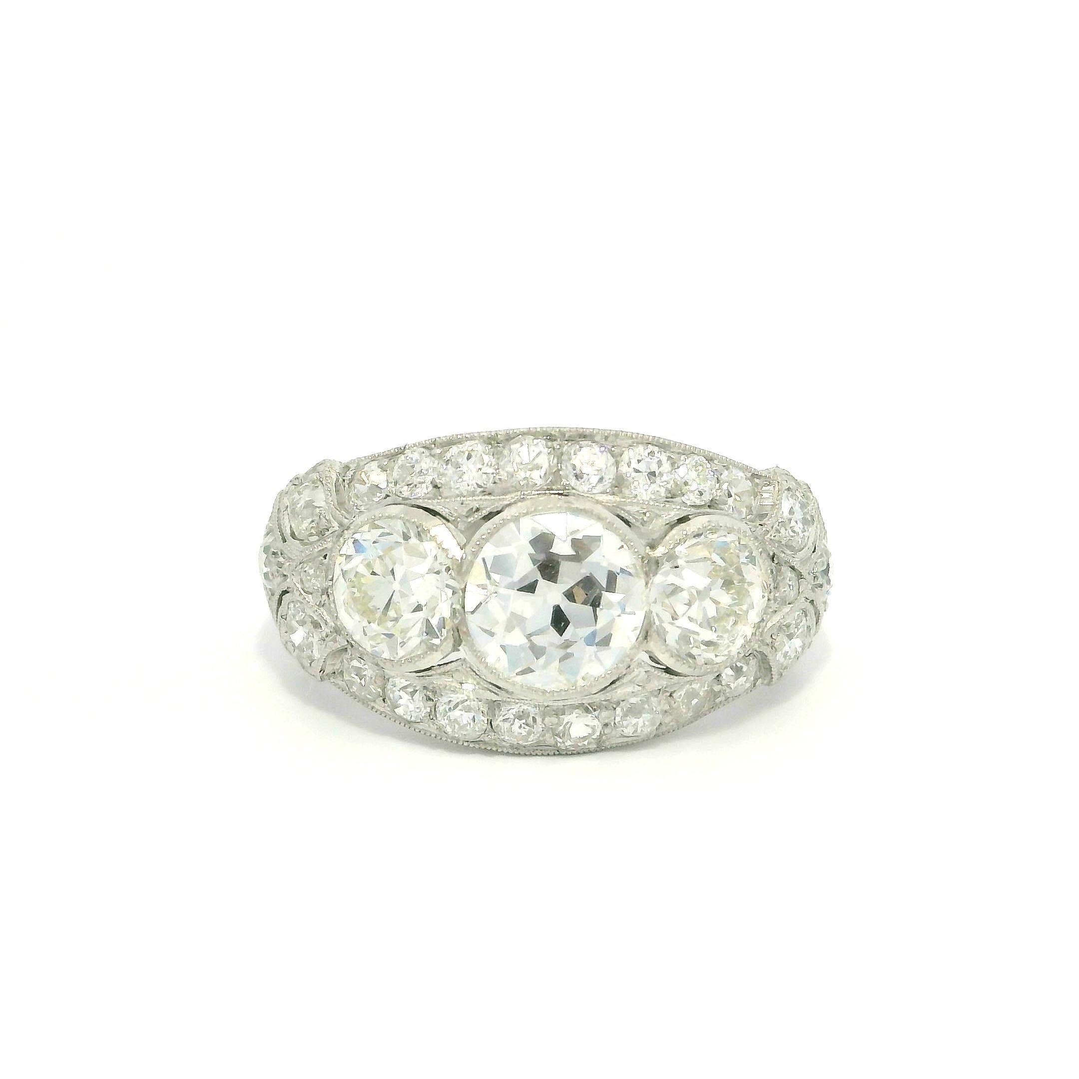 Antico anello edoardiano in platino GIA 2,79ctw Old Bezel Diamond Engraved Wide Band Ring in vendita 8