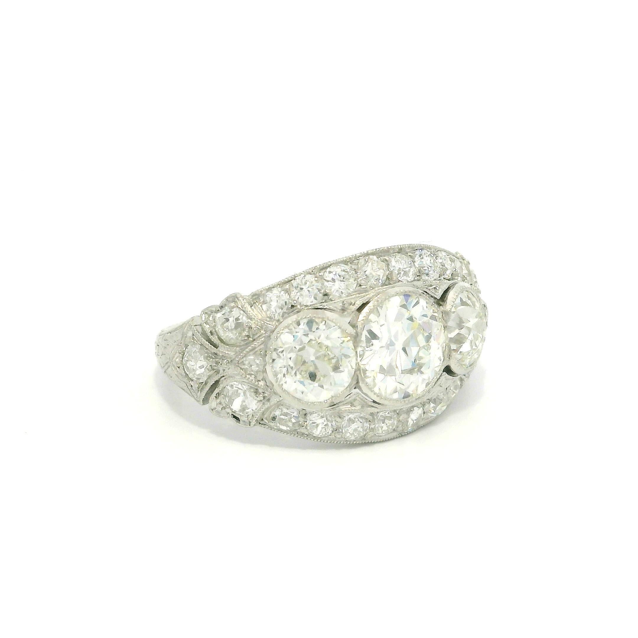 Antico anello edoardiano in platino GIA 2,79ctw Old Bezel Diamond Engraved Wide Band Ring in vendita 9