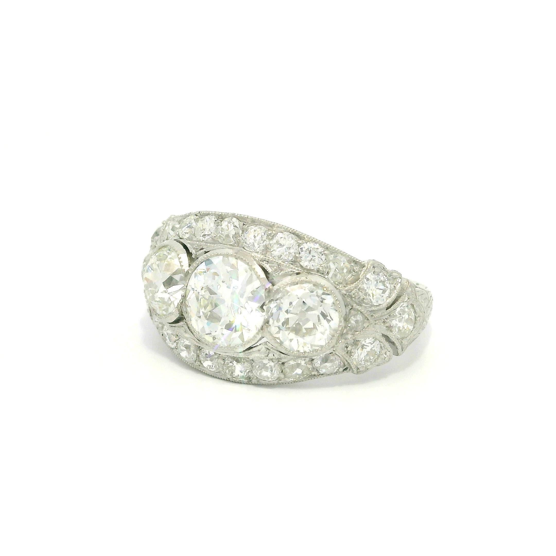 Antico anello edoardiano in platino GIA 2,79ctw Old Bezel Diamond Engraved Wide Band Ring in vendita 10