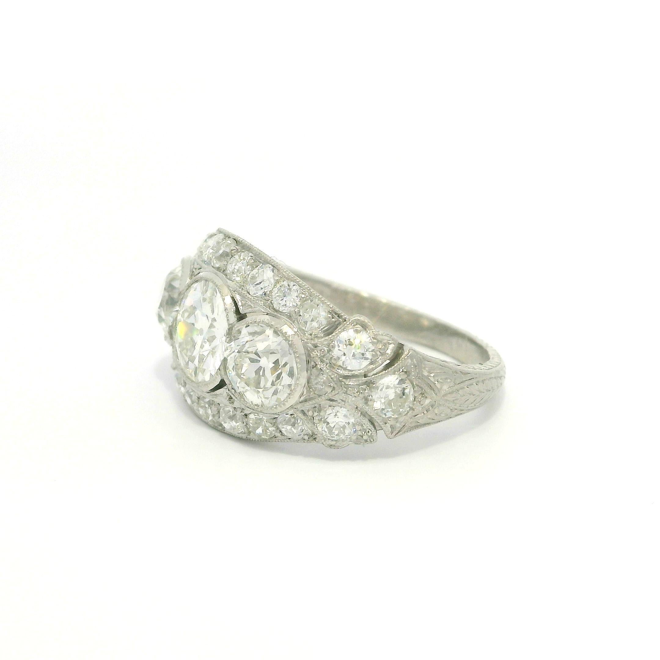 Antico anello edoardiano in platino GIA 2,79ctw Old Bezel Diamond Engraved Wide Band Ring in vendita 11