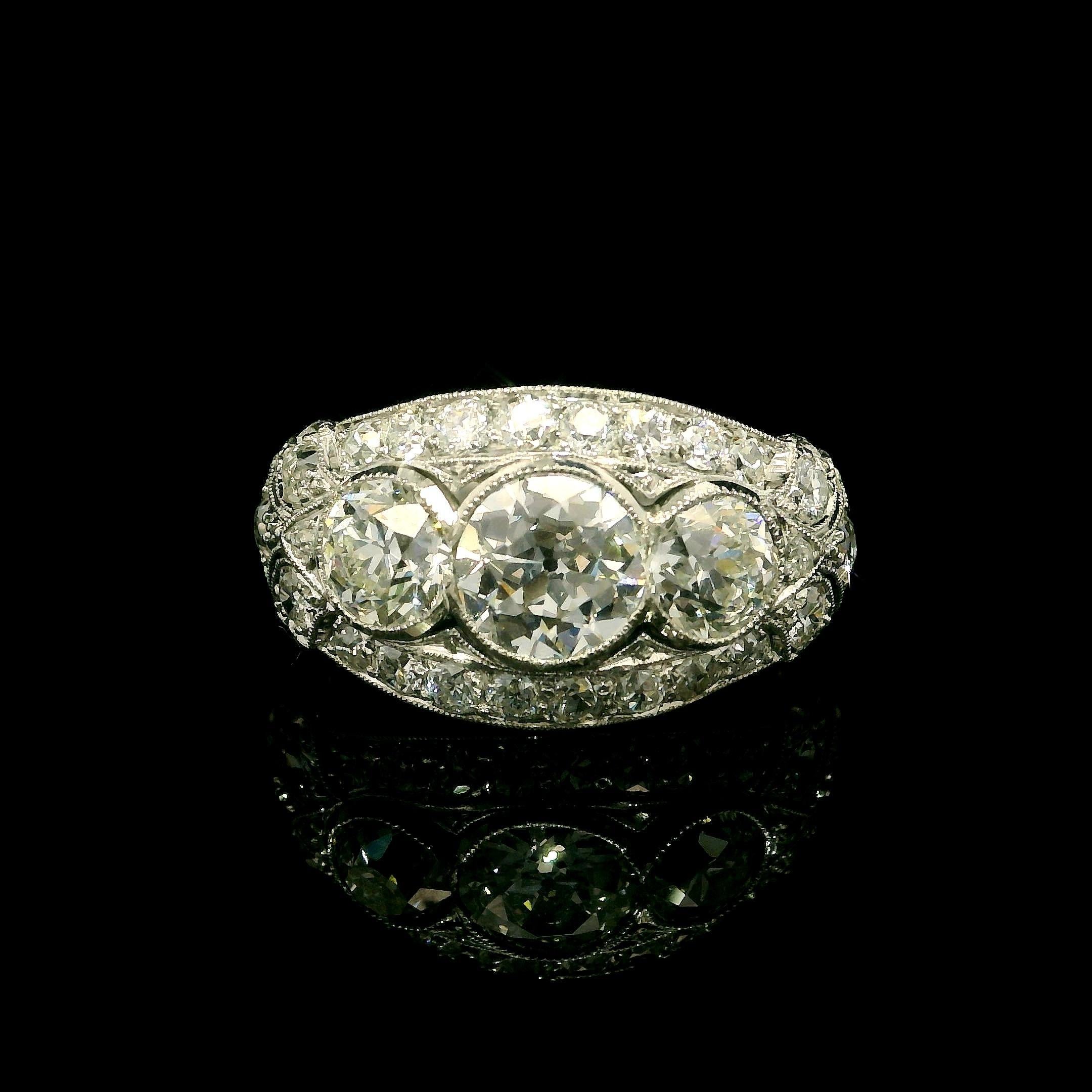 Antico anello edoardiano in platino GIA 2,79ctw Old Bezel Diamond Engraved Wide Band Ring in vendita 2