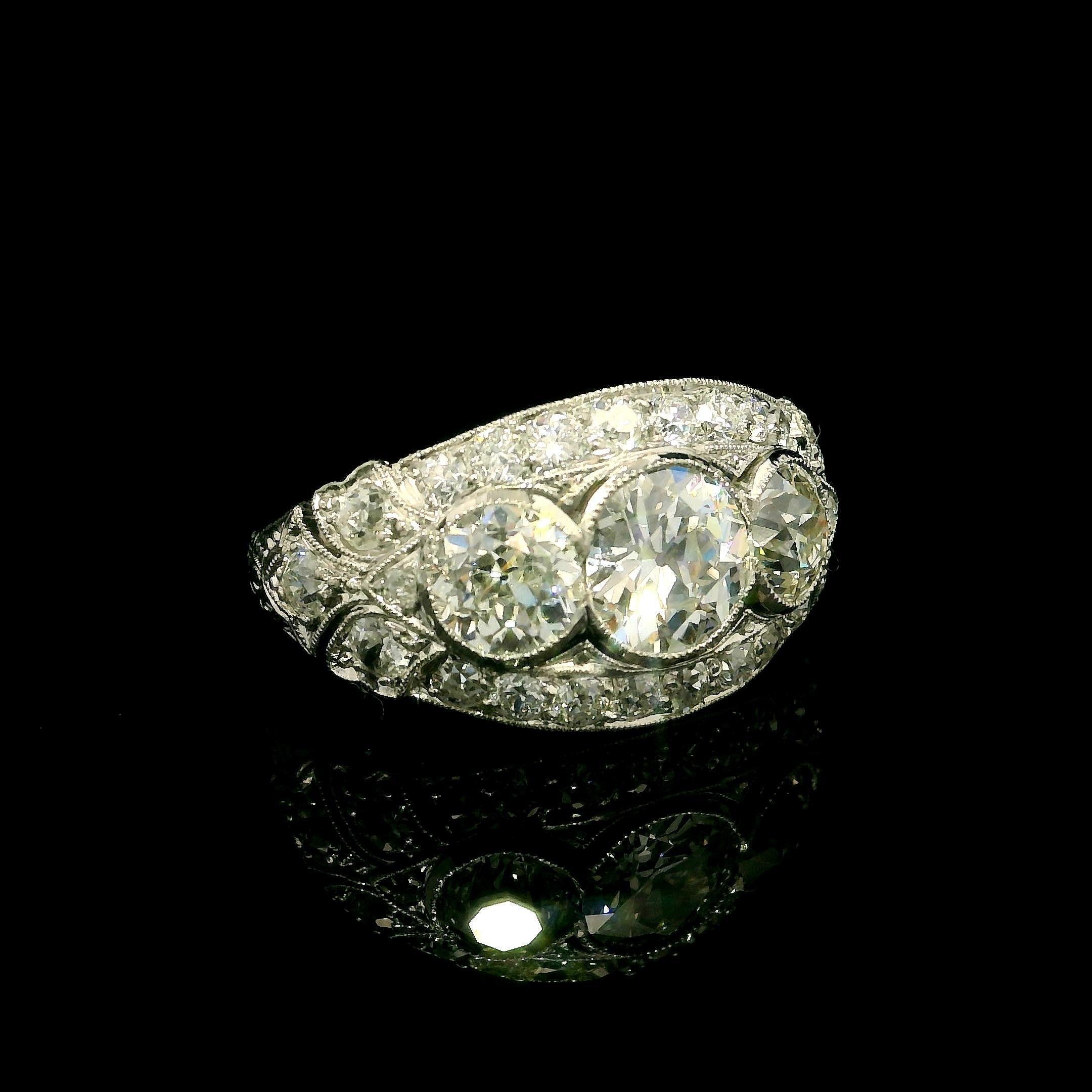 Antico anello edoardiano in platino GIA 2,79ctw Old Bezel Diamond Engraved Wide Band Ring in vendita 3