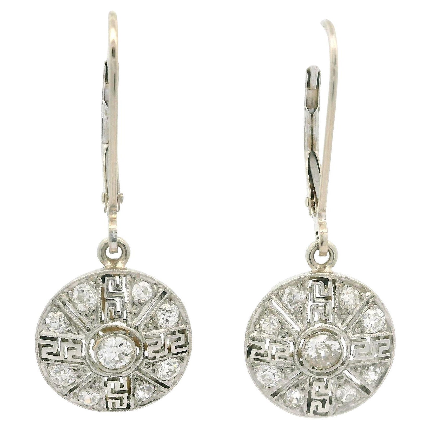 Boucles d'oreilles pendantes antiques en platine et or de style édouardien avec clé grecque en filigrane et diamant de 0,40ct en vente