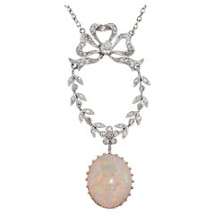 Collar antiguo de la época eduardiana con colgante en forma de lazo de platino y oro, con diamantes y ópalos