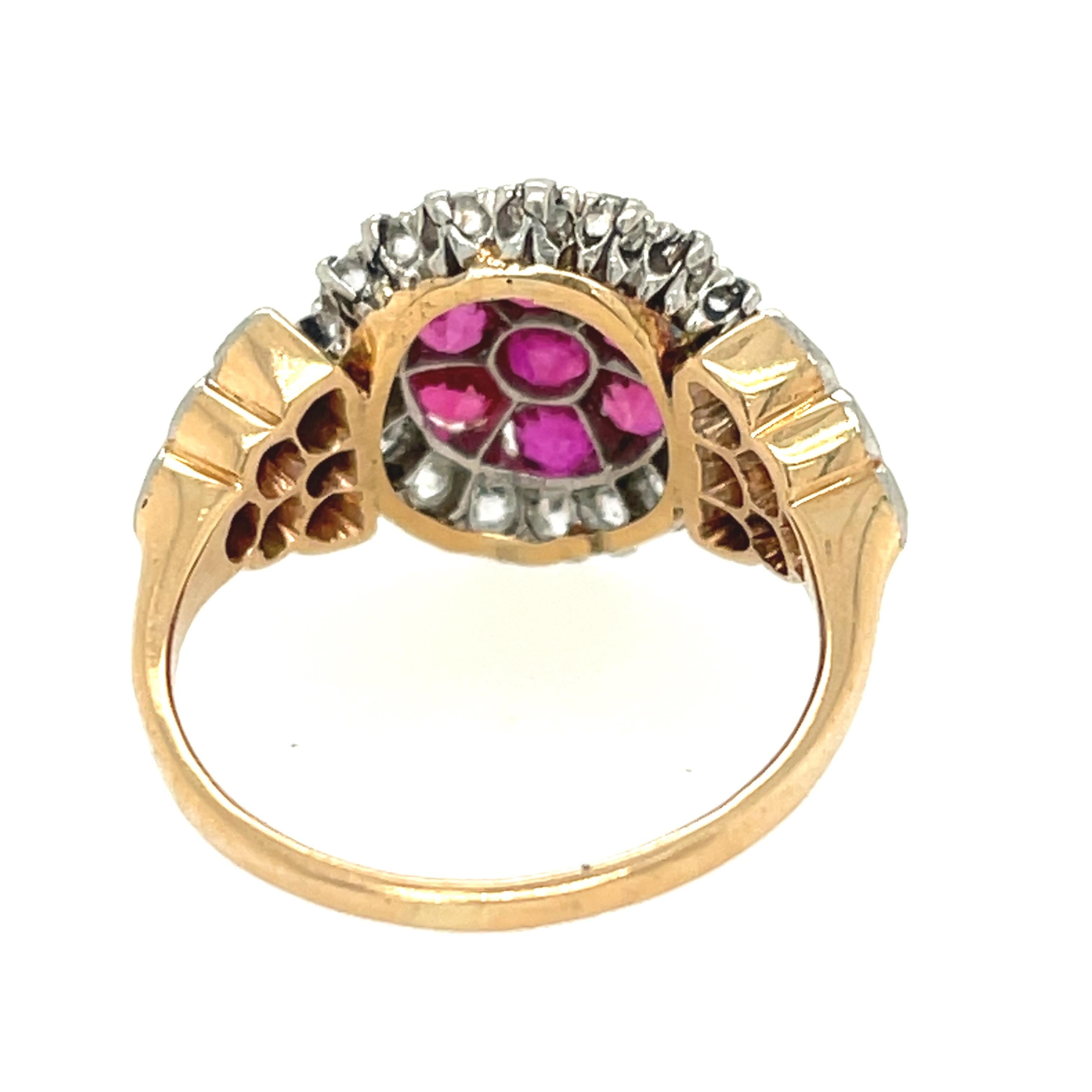 Ancienne bague édouardienne en platine, or, rubis et diamants en grappe en vente 1