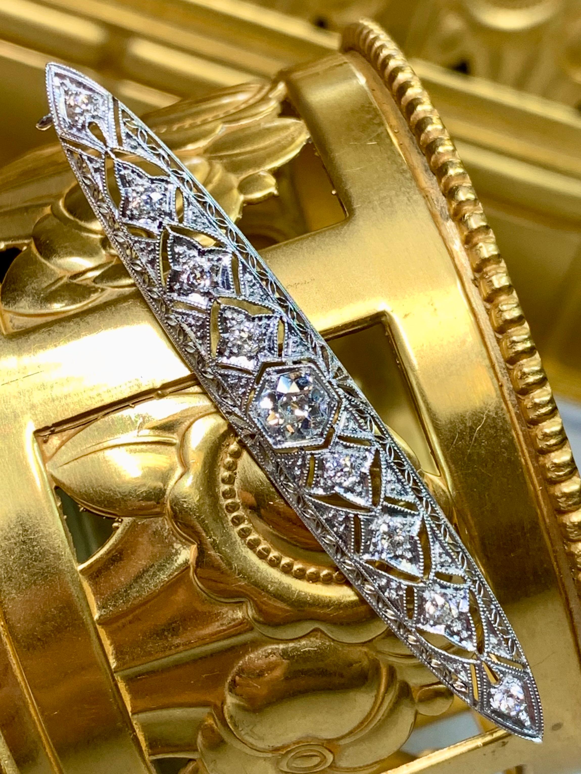 Eine originelle edwardianische Brosche aus Platin, besetzt mit ca. 1 ct. in der Farbe G-I und der Reinheit Vs1-2 mit natürlichen Diamanten im alten Minenschliff. Alle Arbeiten sind original, ebenso wie der Stift selbst.


Abmessungen/Gewicht:

Der