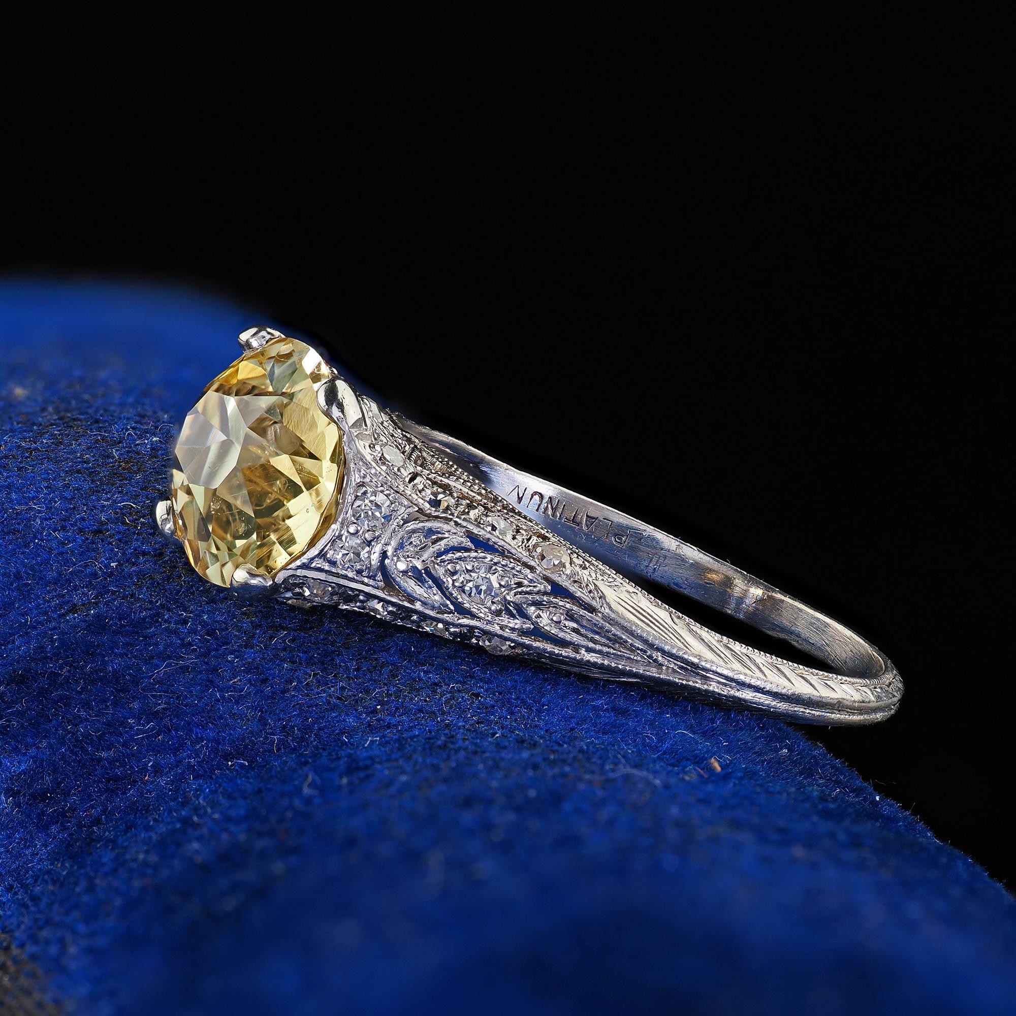 Antique Edwardian Platinum Natural Yellow Sapphire Diamond Engagement Ring - GIA In Good Condition For Sale In Great Neck, NY