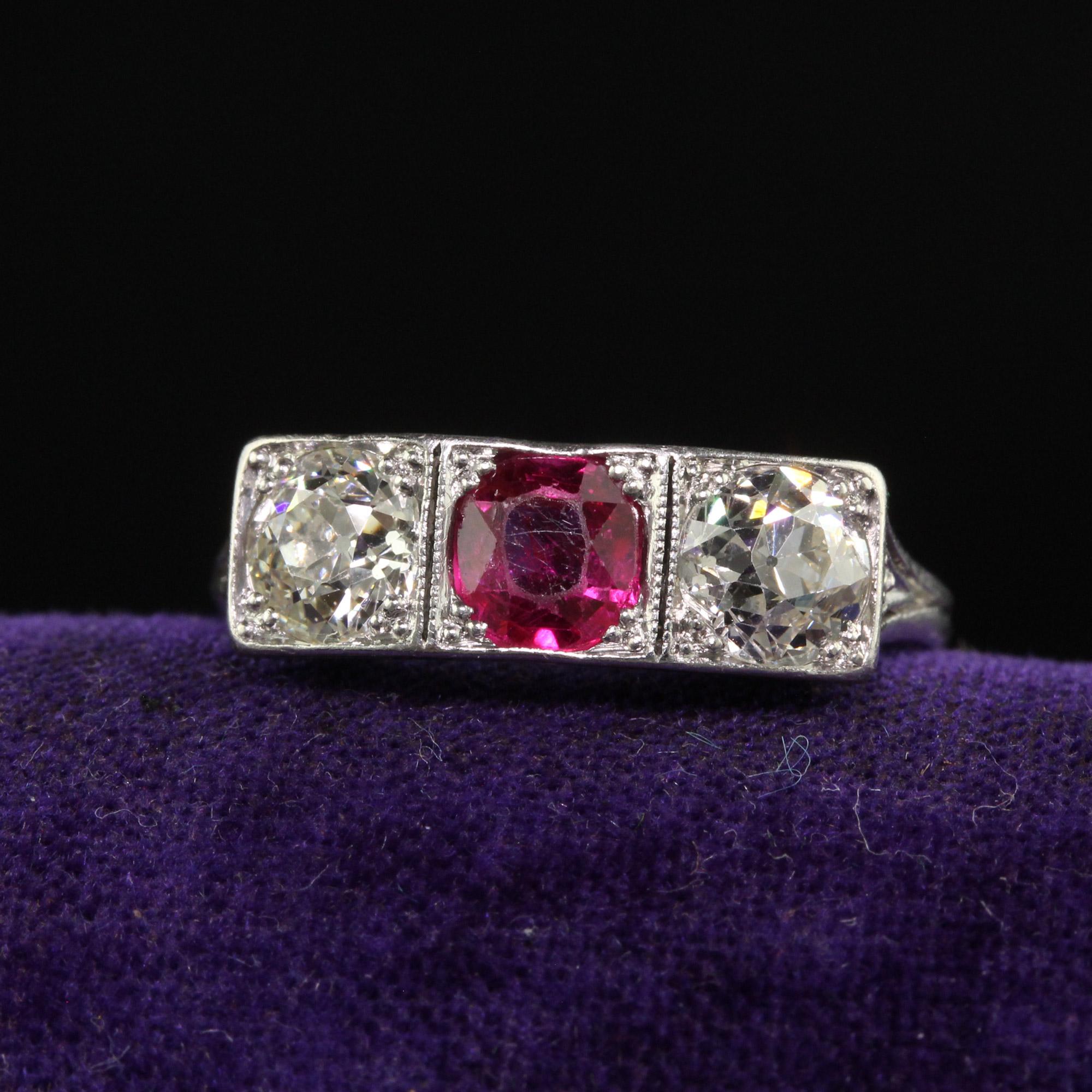Precioso anillo eduardiano antiguo de platino, rubí y diamantes con tres piedras. Este precioso anillo eduardiano de tres piedras está elaborado en platino. Este anillo presenta un rubí natural rojo brillante en el centro con dos diamantes de talla