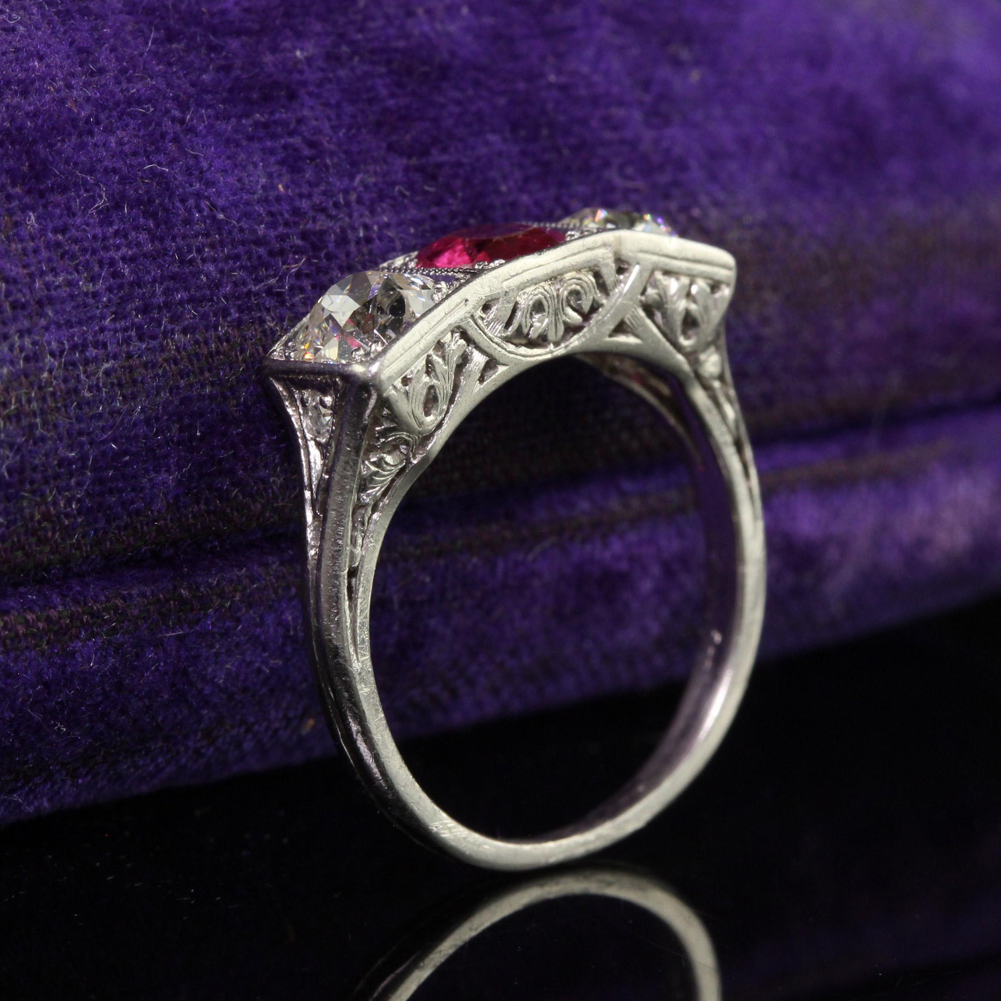 Antiguo anillo eduardiano de platino, rubí de mina antigua y tres diamantes Eduardiano en venta