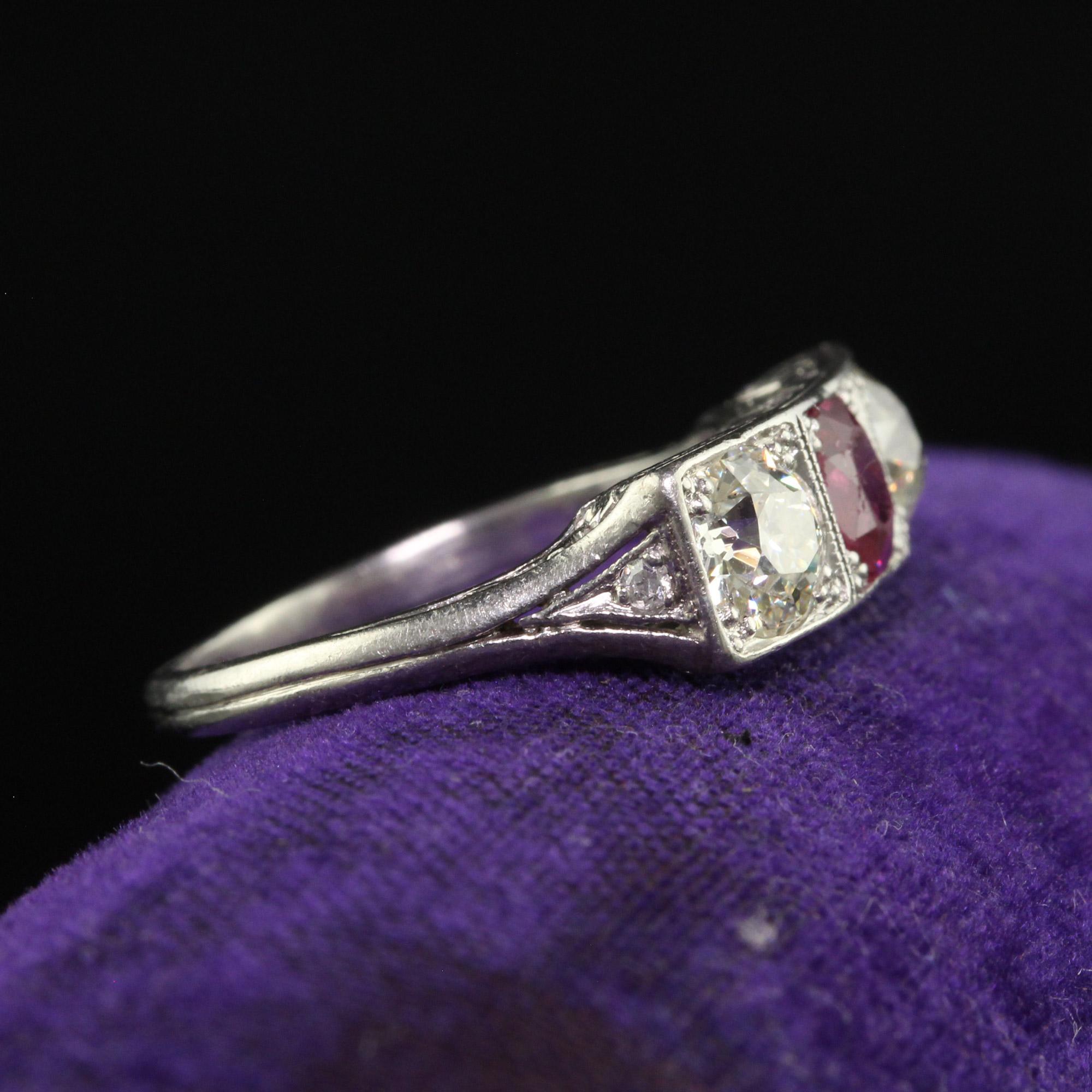 Antiguo anillo eduardiano de platino, rubí de mina antigua y tres diamantes Talla antigua en venta
