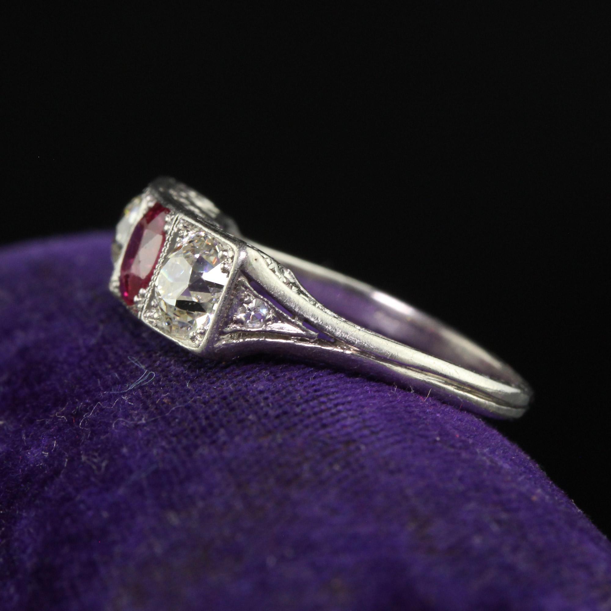 Antiguo anillo eduardiano de platino, rubí de mina antigua y tres diamantes en Bueno estado para la venta en Great Neck, NY